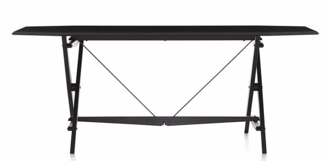 Schwarzer Cavalletto Esstisch von Cassina mit minimalistischem Design und Holzgestell. Moderner Küchentisch.