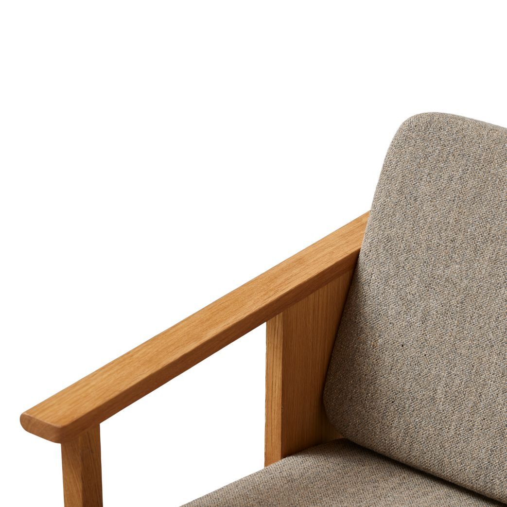 Detailaufnahme Block Lounge Chair Sessel mit Hallingdal Bezug und Armlehne aus Eichenholz.