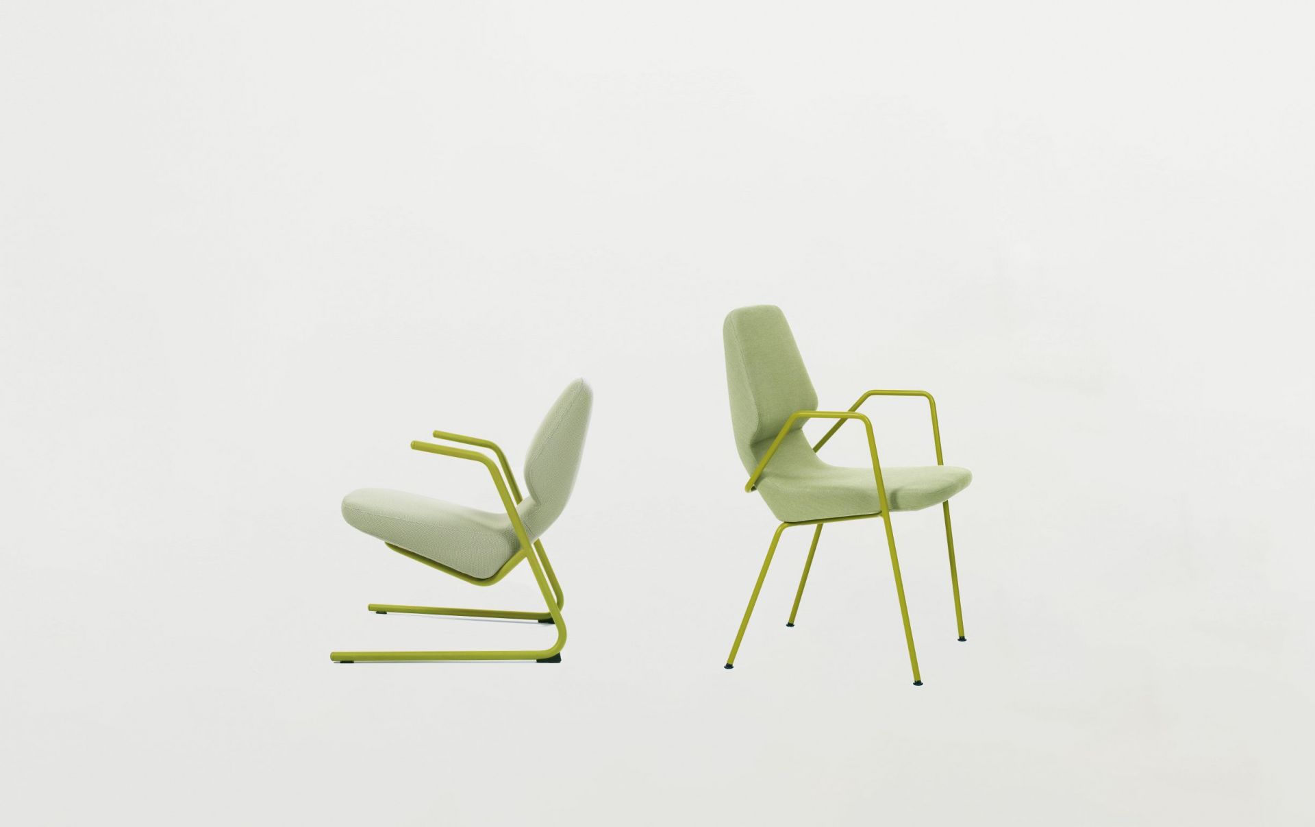 Zwei grüne Prostoria Stühle für drinnen und draußen mit gelbem Gestell auf weißem Hintergrund.