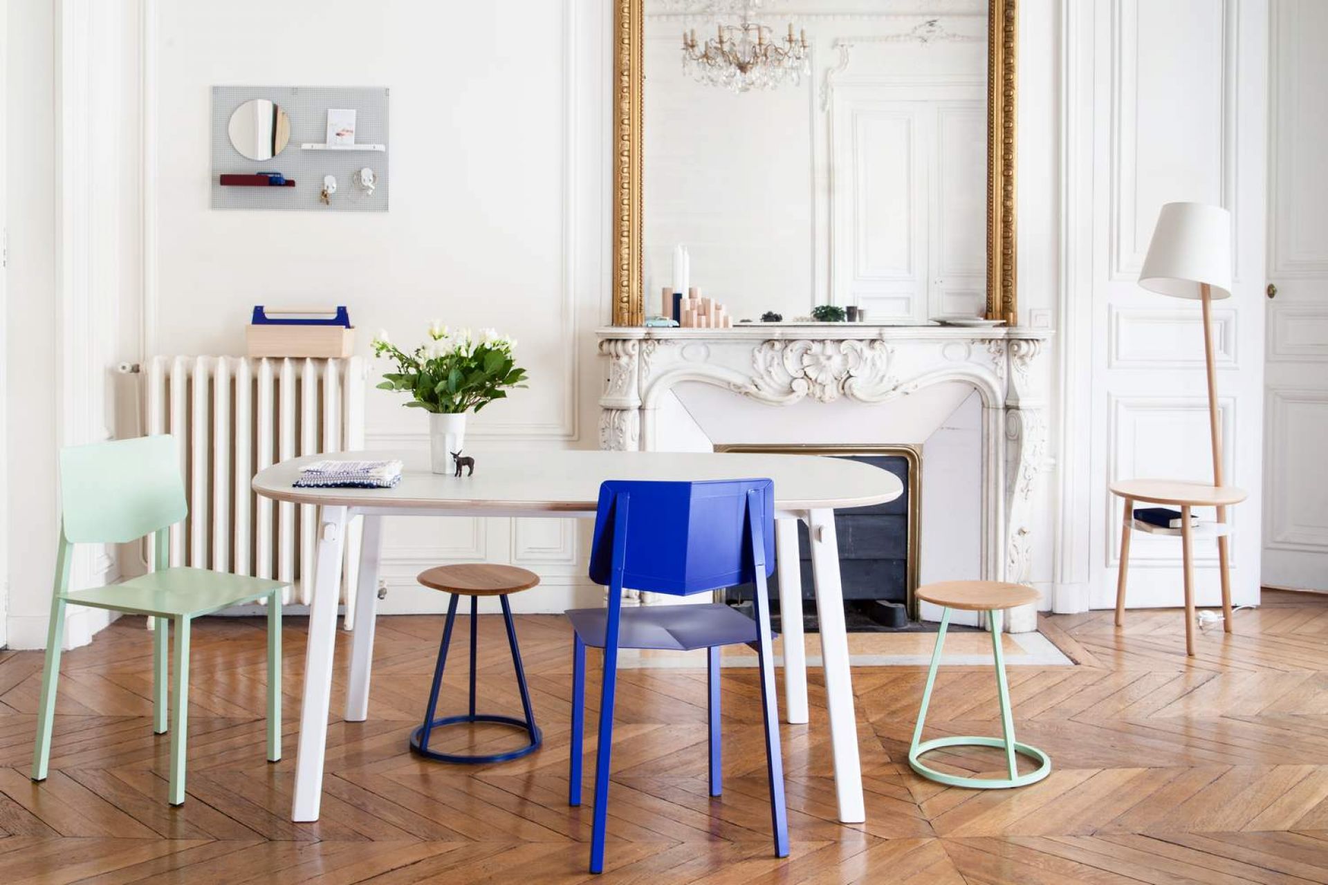 Gustave Hocker von Hartô in verschiedenen Farben im modernen Wohnzimmer. Design Hocker für Esszimmer.