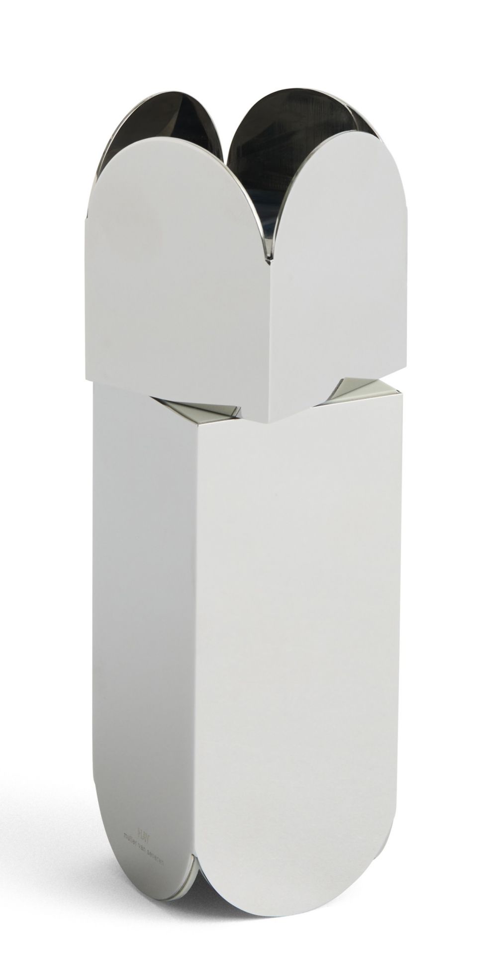 Arcs Salz- und Pfeffermühle von Hay, spiegelnde Oberfläche, modernes Design für Küche und Tisch.