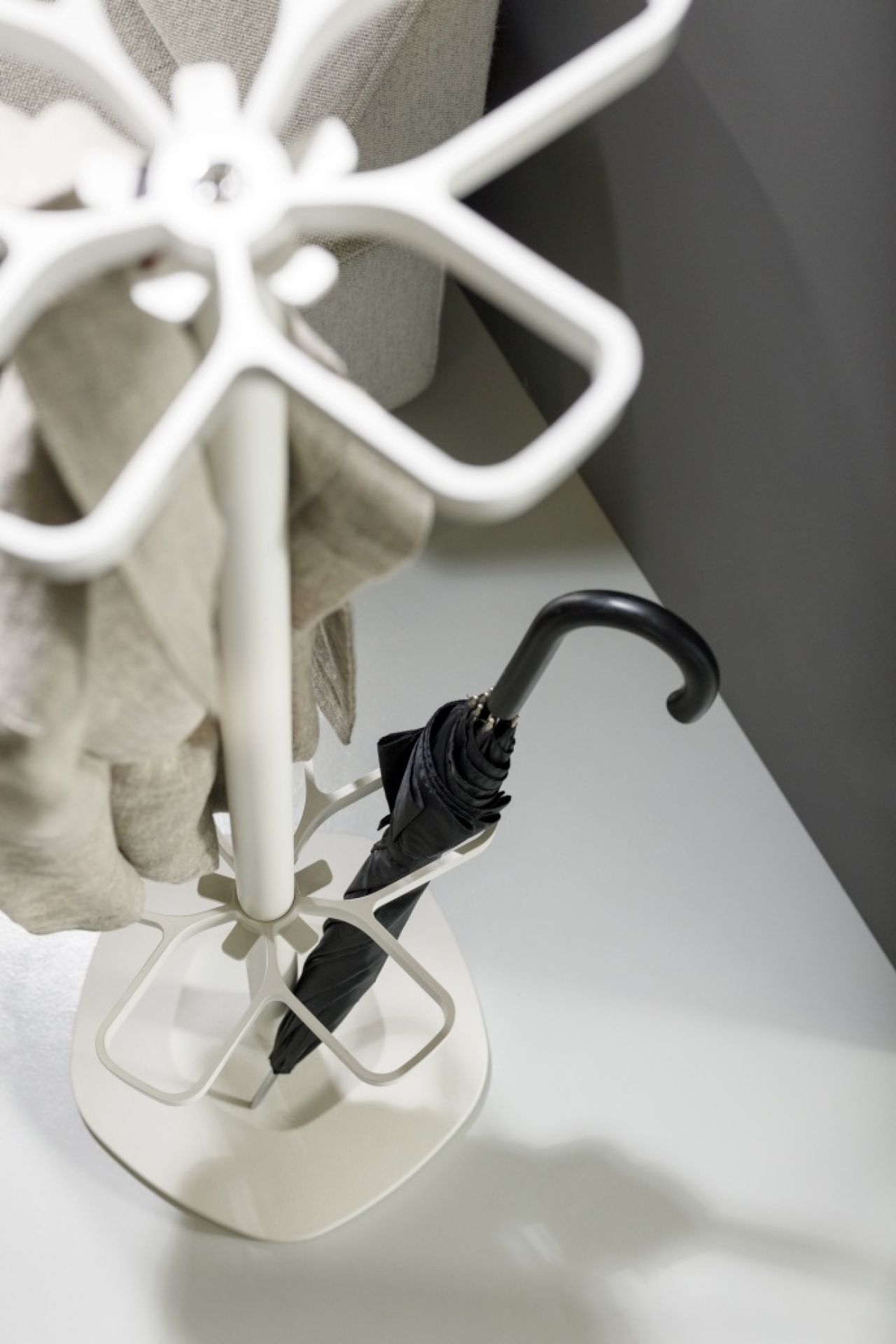 Weiße Flower Plus Garderobe mit Schirmständer und schwarzem Regenschirm, moderne Flurgarderobe für Jacken und Accessoires.