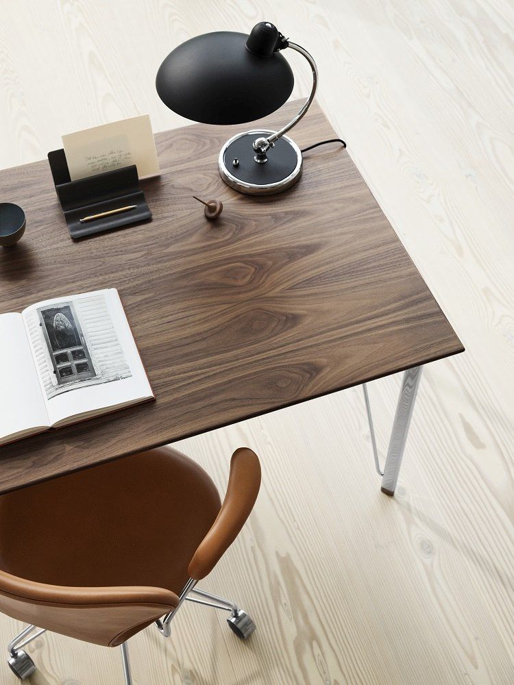 FH3605 Schreibtisch von Fritz Hansen: Walnuss Schreibtischplatte mit Chromgestell, Schublade, Lampe und Bürostuhl.