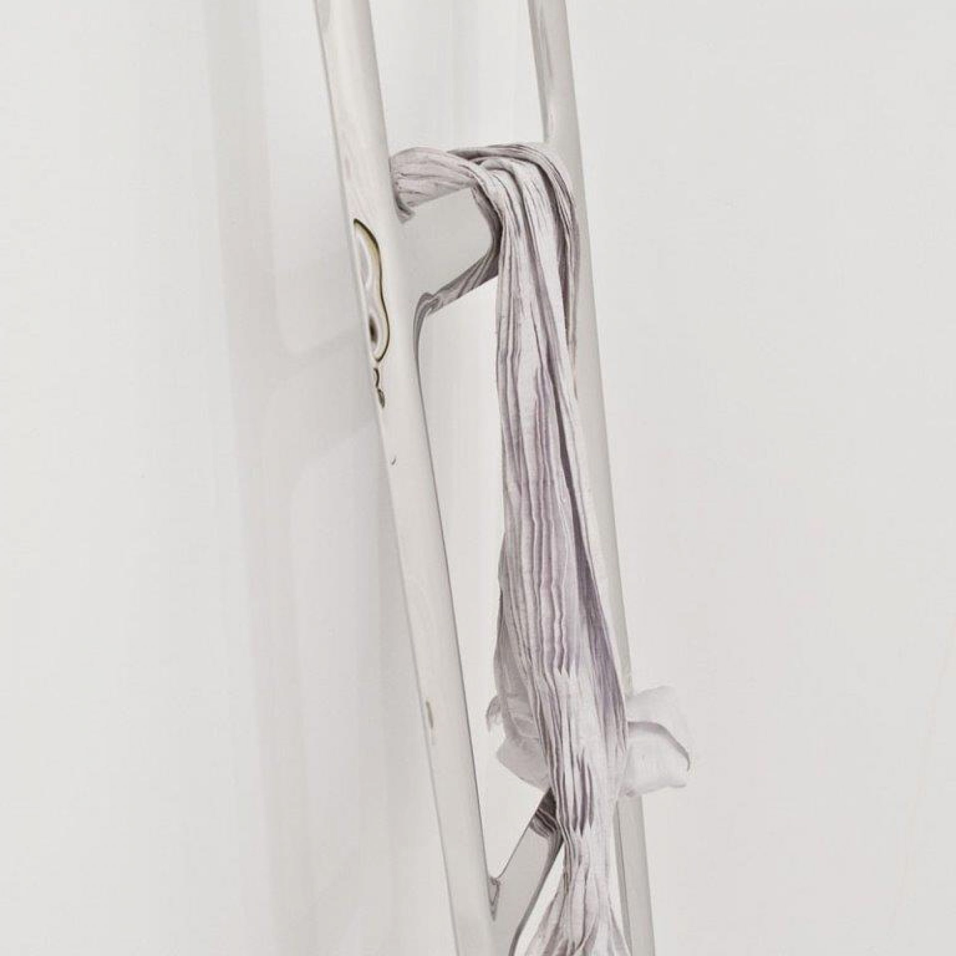 Detailaufnahme des Drab Herrendieners von Zieta mit einem hellen Tuch darüber.