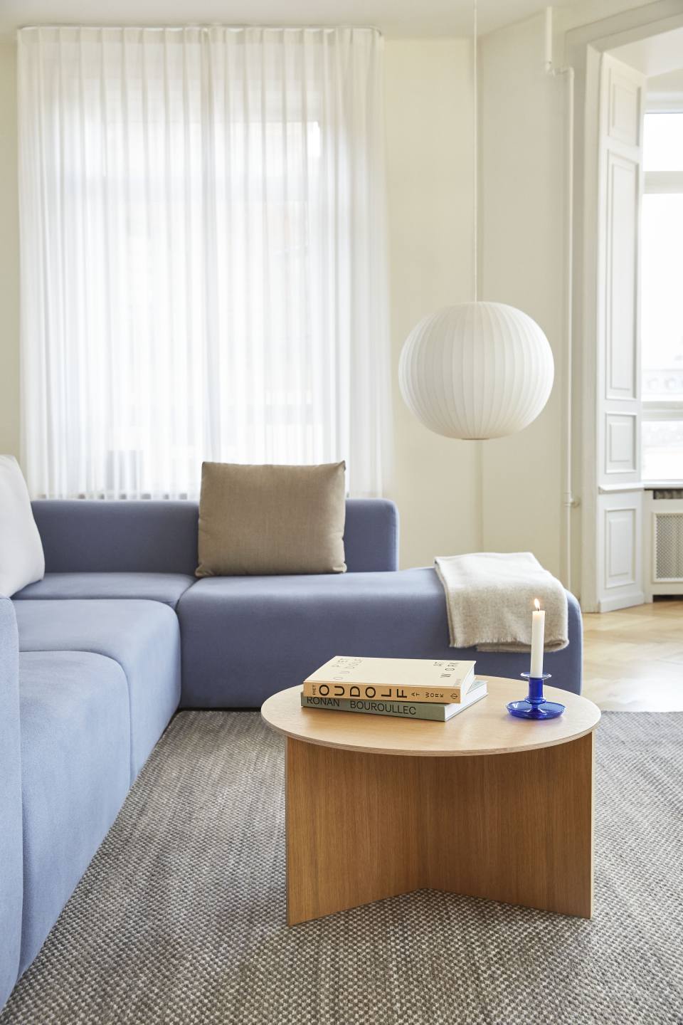 Blaues Mags Sofa Eckkombination mit Hallingdal Stoff von Hay in einem hellen Wohnzimmer.