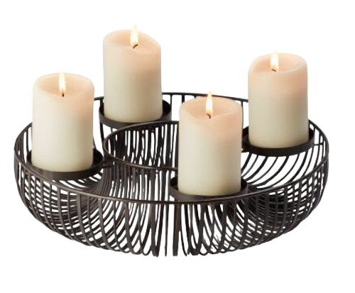 Panama Adventskranz von Philippi mit vier brennenden, weißen Stumpenkerzen in einem modernen, dunklen Metallkorb.
