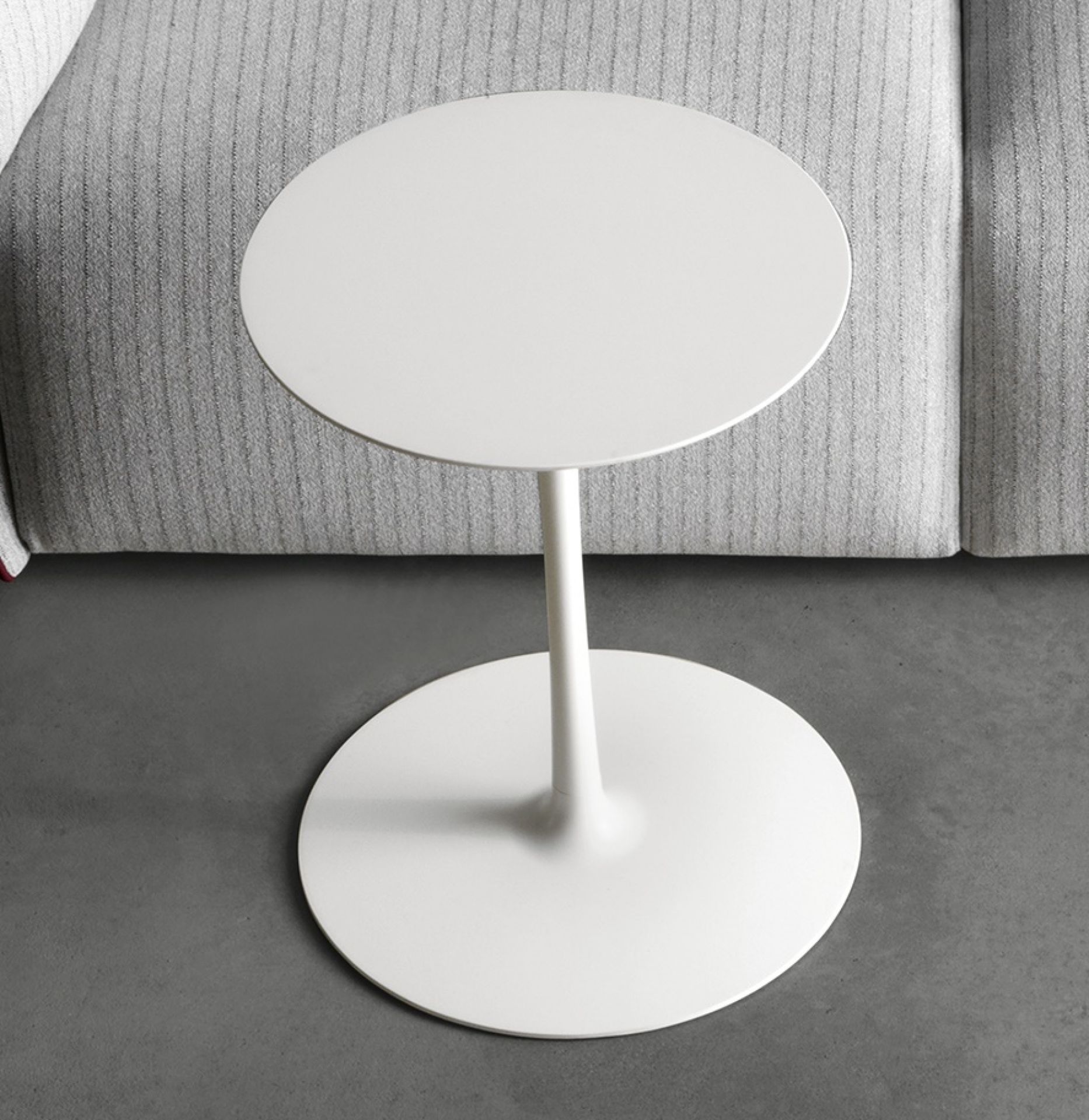Weißer Flow Low Table Beistelltisch von MDF Italia, runder Tisch mit minimalistischem Design.