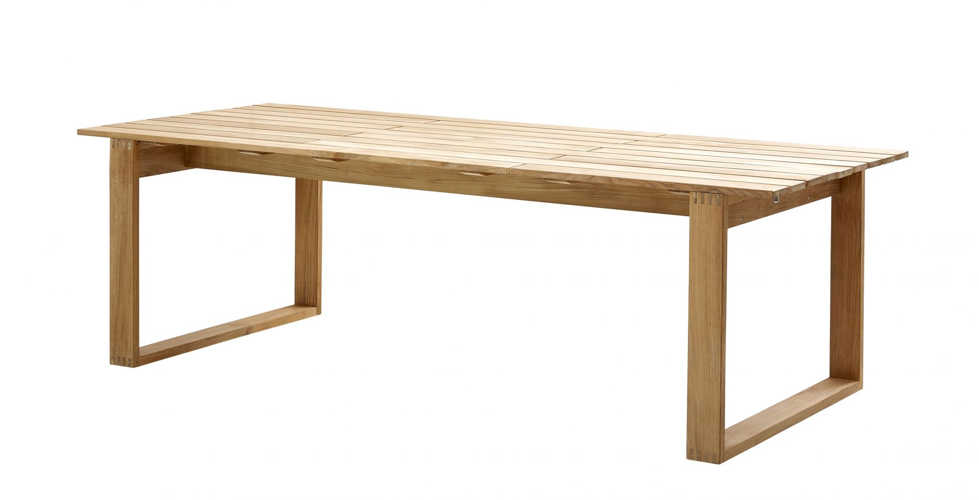 Rechteckiger Cane-Line Esstisch aus Teakholz mit Lattenrost-Tischplatte und minimalistischem Design. Gartenmöbel für Terrasse und Balkon.