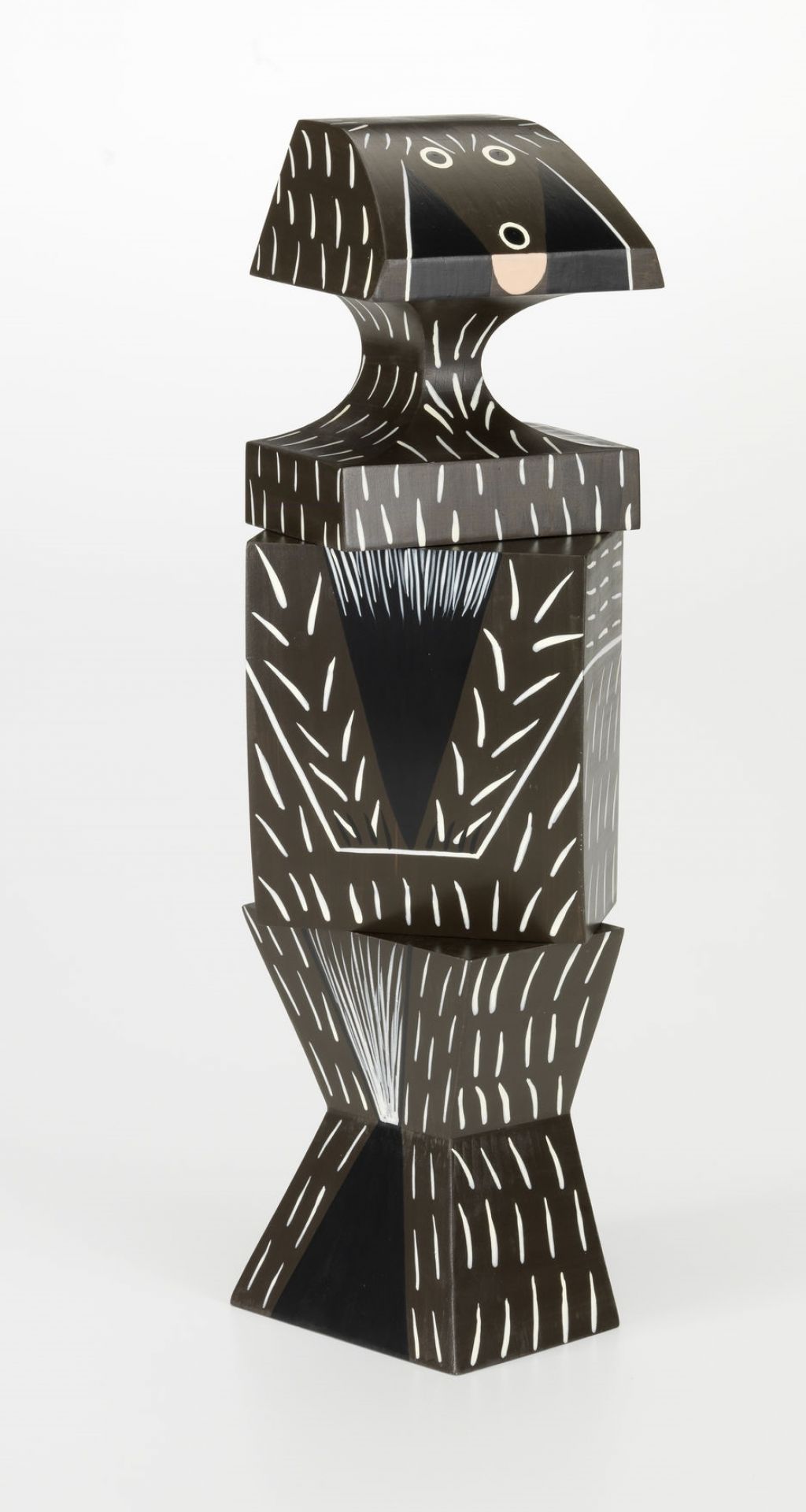 Vitra Wooden Doll Hund groß, dekorative Holzfigur in Braun und Schwarz mit weißen Akzenten.