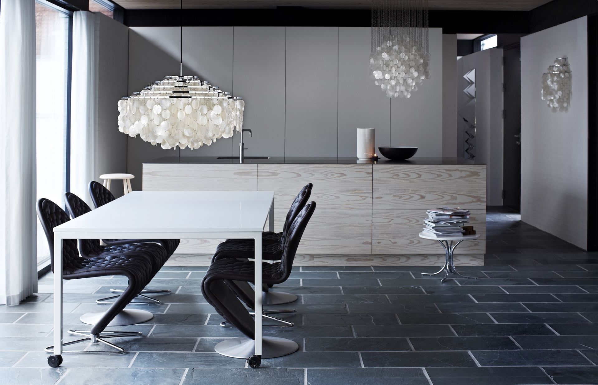 FUN Pendelleuchte von Verpan im Esszimmer mit Esstisch und Stühlen. Designleuchte.