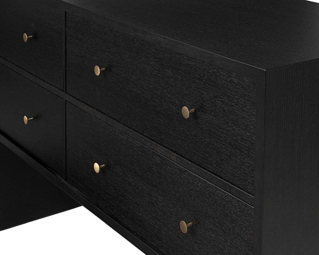 Detailaufnahme: Private Sideboard von Gubi, Eiche braun/schwarz gebeizt, mit sechs Schubladen und Messinggriffen.