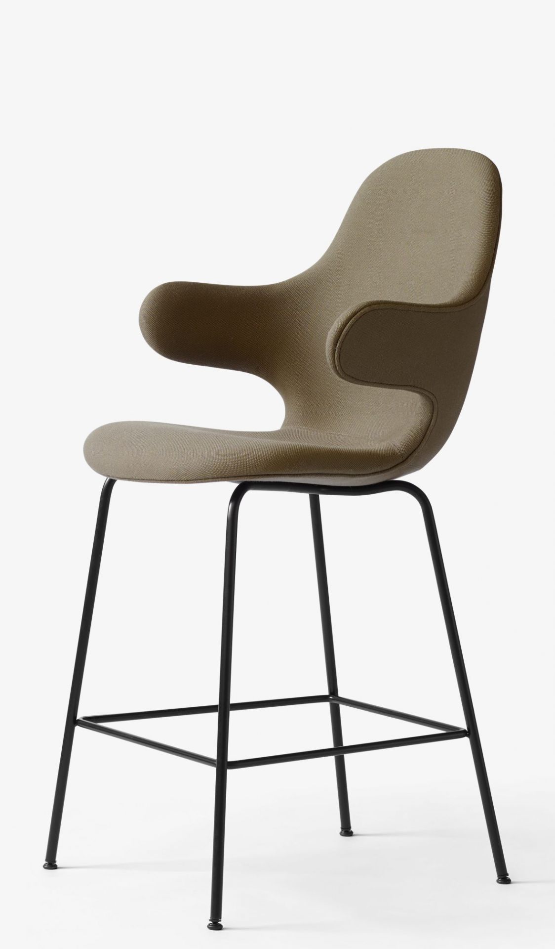 Catch Barstool JH16 von AndTradition, gepolsterter Barhocker mit Armlehnen und schwarzem Metallgestell.