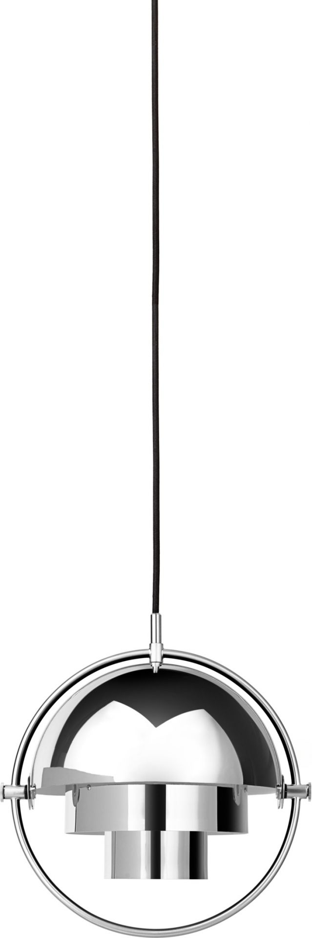 Nahaufnahme der Gubi Multi-Lite Pendelleuchte S in Chrom, moderne Hängelampe für Wohnräume.