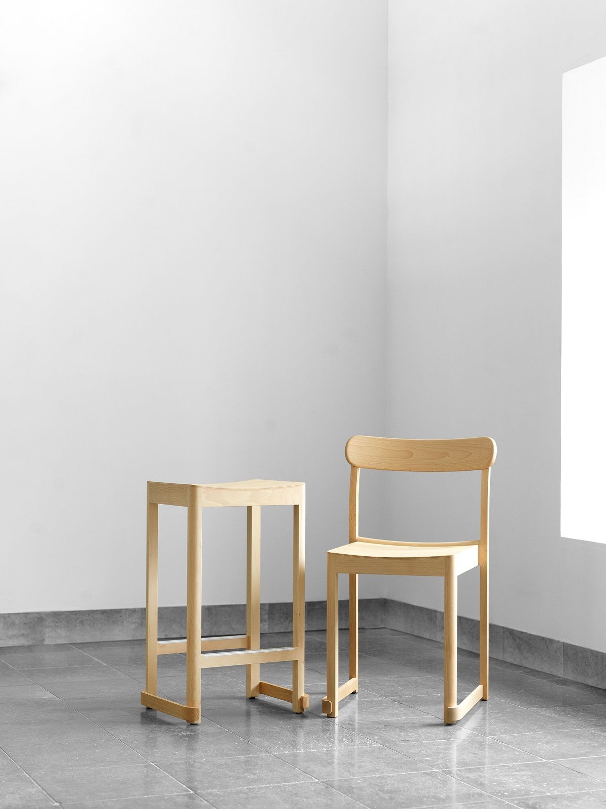 Heller Atelier Bar Stool Barhocker von Artek aus Holz, minimalistisches Design für Küche und Bar.