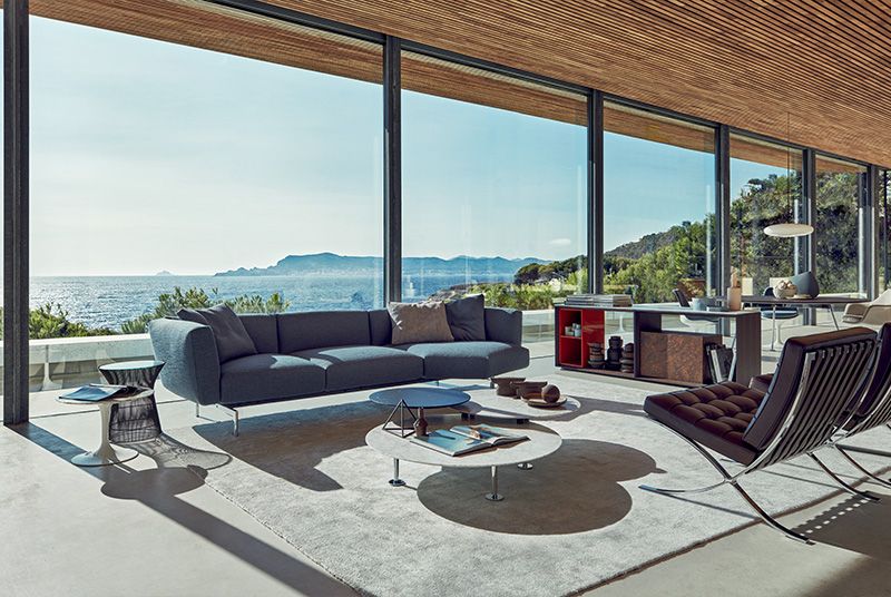 Wohnzimmer mit Grasshopper Couchtischen (3er Set) von Knoll International, Sofa und Barcelona Sessel.