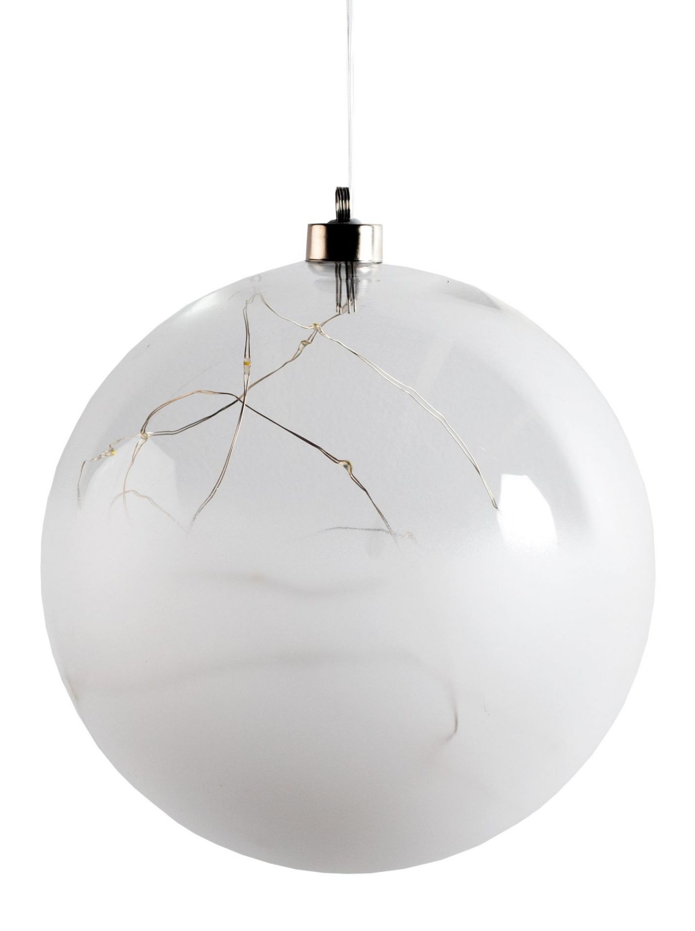 Nahaufnahme der XXL Lichtkugel LED gefrostet mit filigranen Drahtlichtern, hängend an einer transparenten Schnur.
