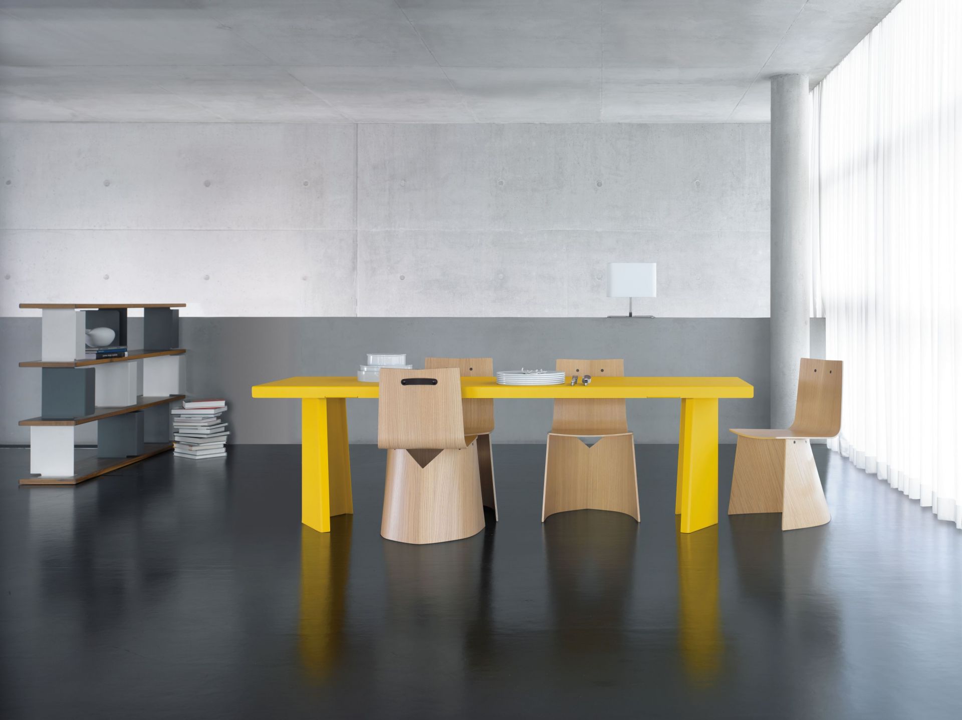 Gelber ClassiCon Pallas Tisch mit Holzstühlen in modernem Interieur. Esszimmermöbel für stilvolles Wohnen.