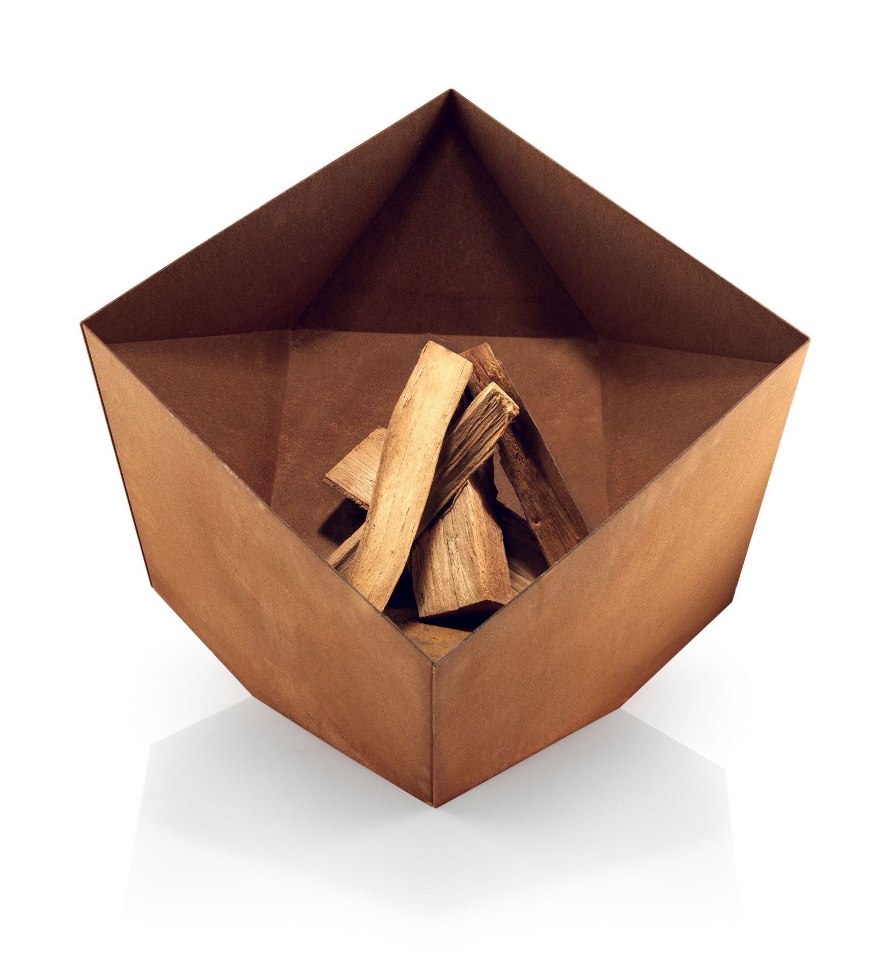 FireCube Feuerschale von Eva Solo mit Holzscheiten, moderne Gartengrillstelle aus Stahl.