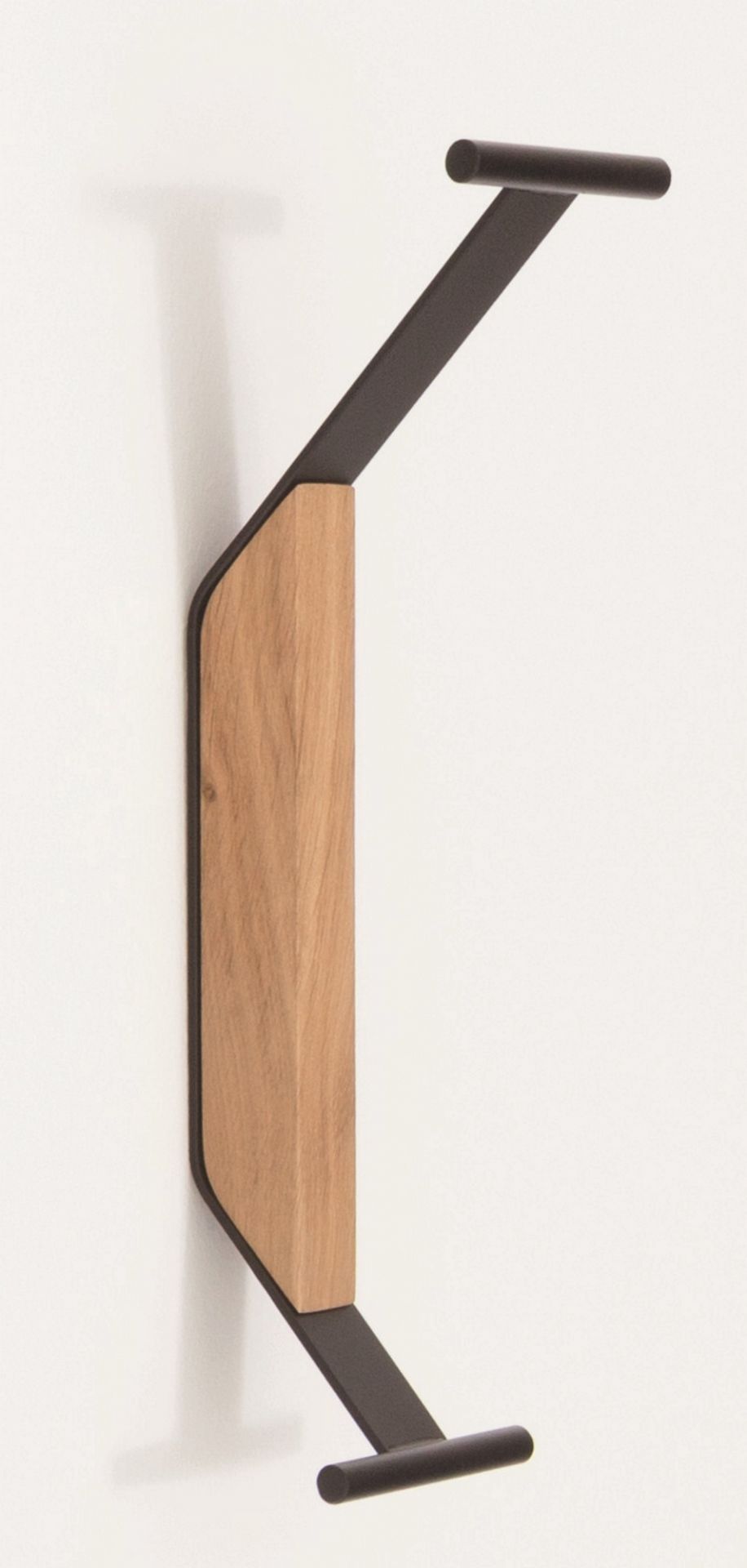 Artek Kaari Wandhaken REB 014 aus Eiche und schwarzem Stahl, moderne Wandgarderobe.