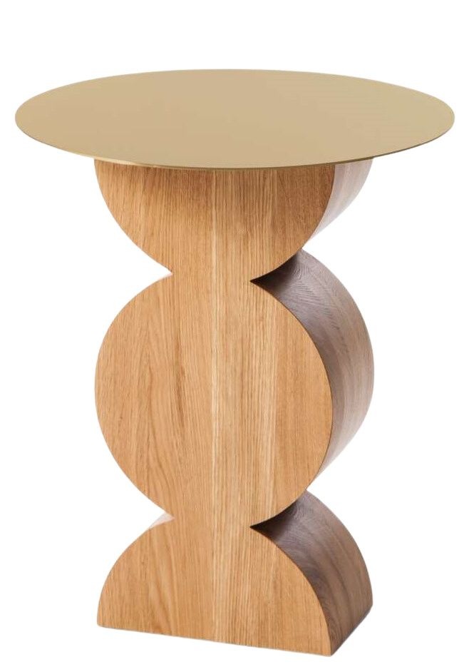 W74 Constantin Beistelltisch von Cassina mit goldener Tischplatte und skulpturalem Holzfuß.