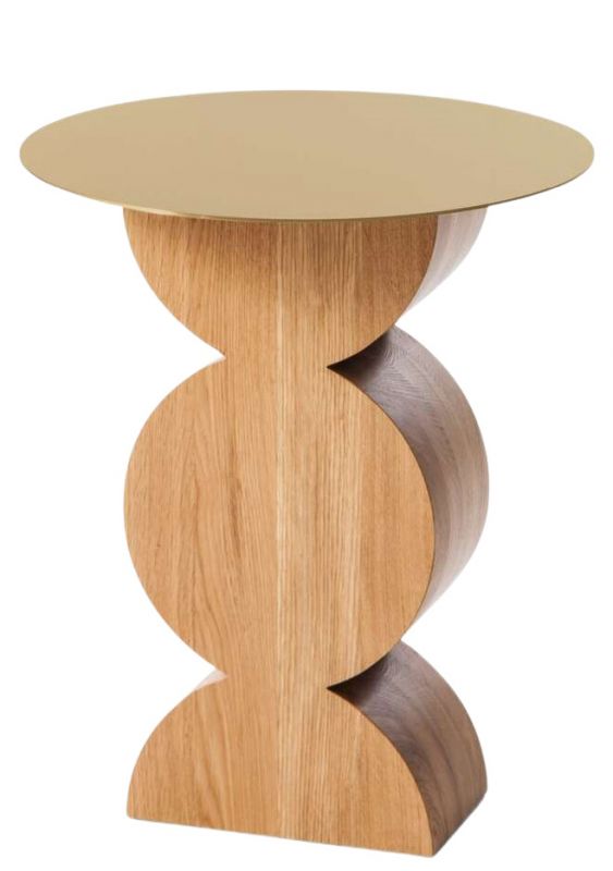 W74 Constantin Beistelltisch von Cassina mit goldener Tischplatte und skulpturalem Holzfuß.