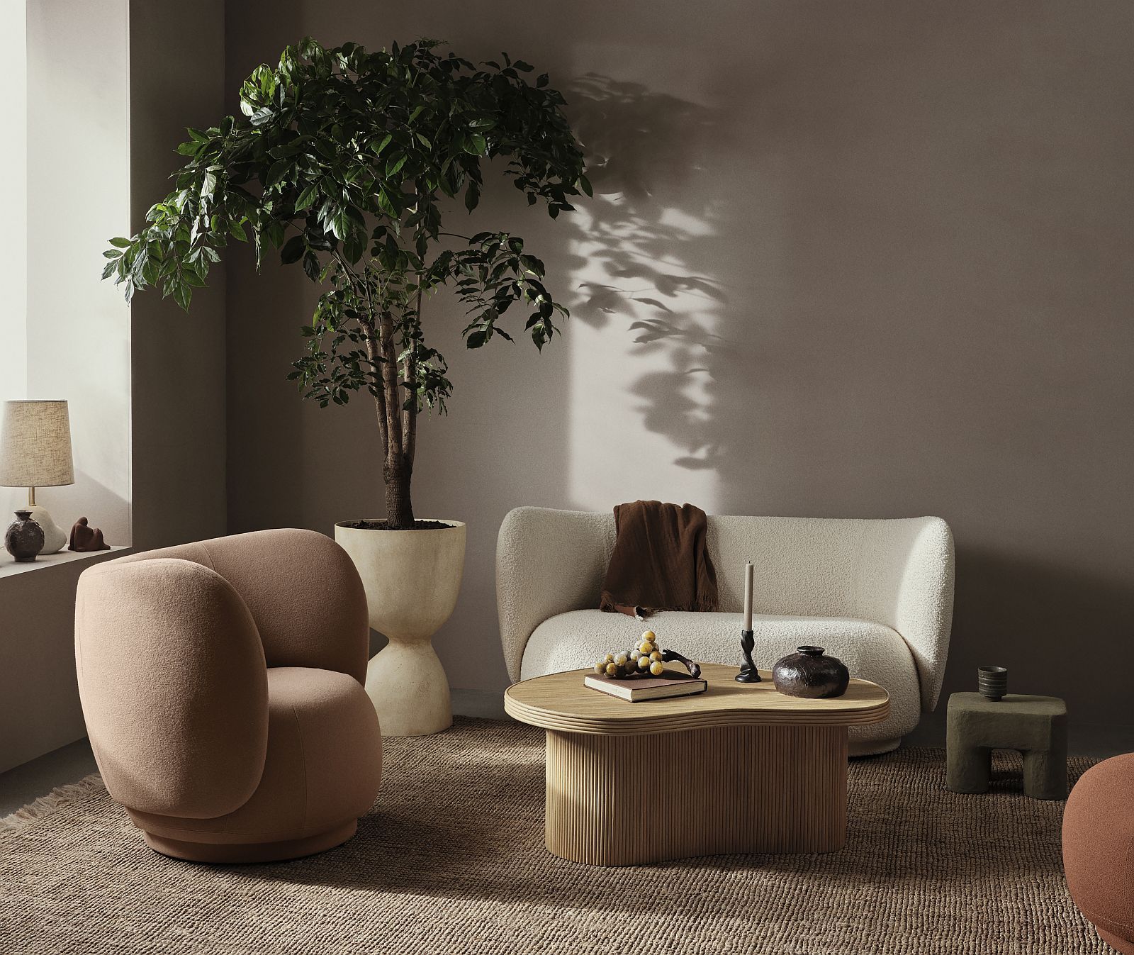 Wohnzimmer mit Ferm Living Isola Couchtisch aus Naturholz, Sessel und Sofa.