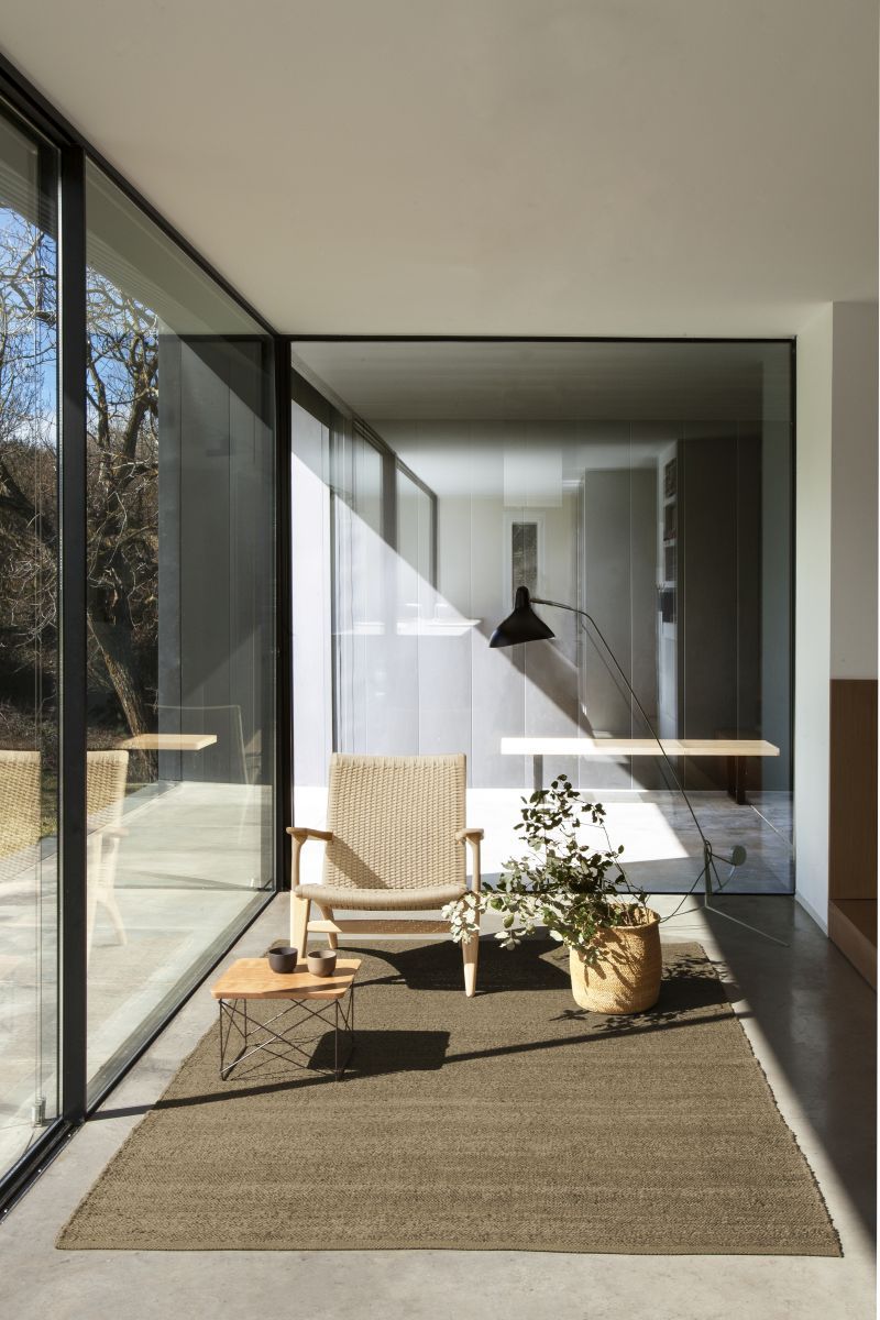 Moderner Wohnraum mit braunem Herb Teppich von Nanimarquina (250x350cm) und natürlicher Einrichtung.