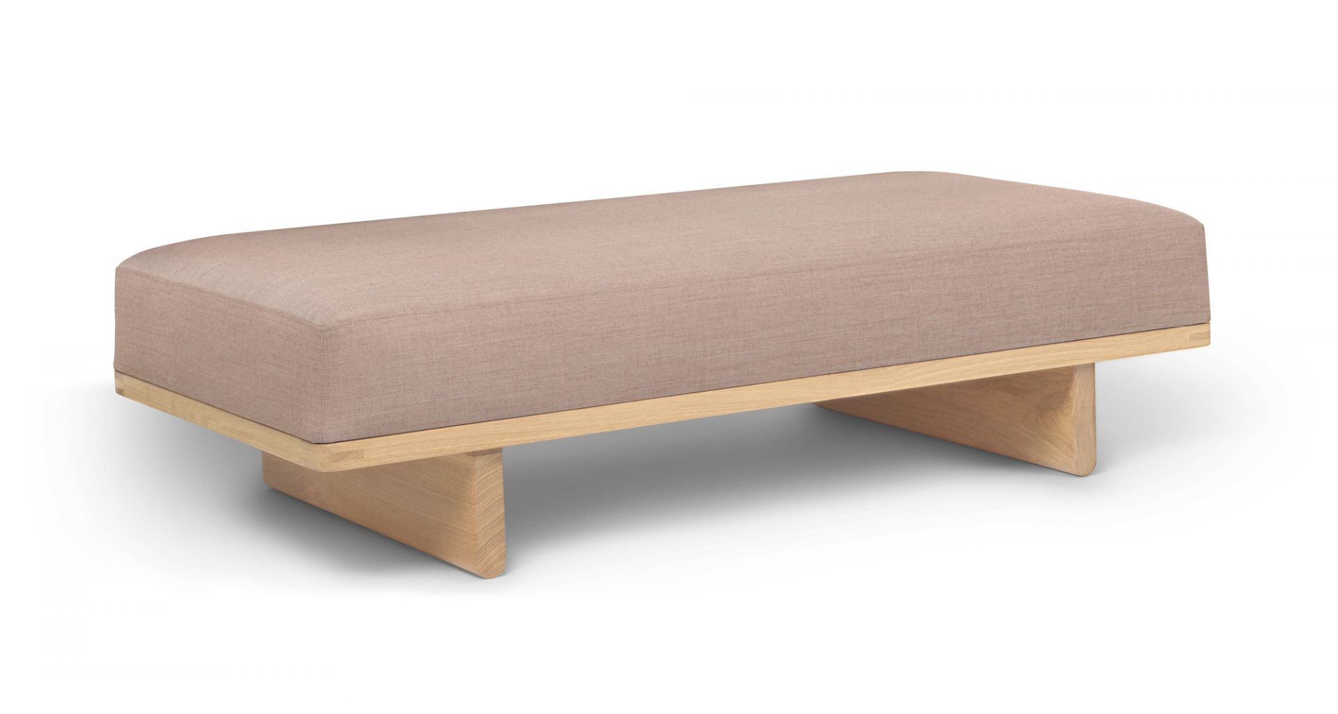 Daybed BM0865 von Carl Hansen: Modernes Tagesbett mit beigem Stoffbezug und hellem Holzgestell.