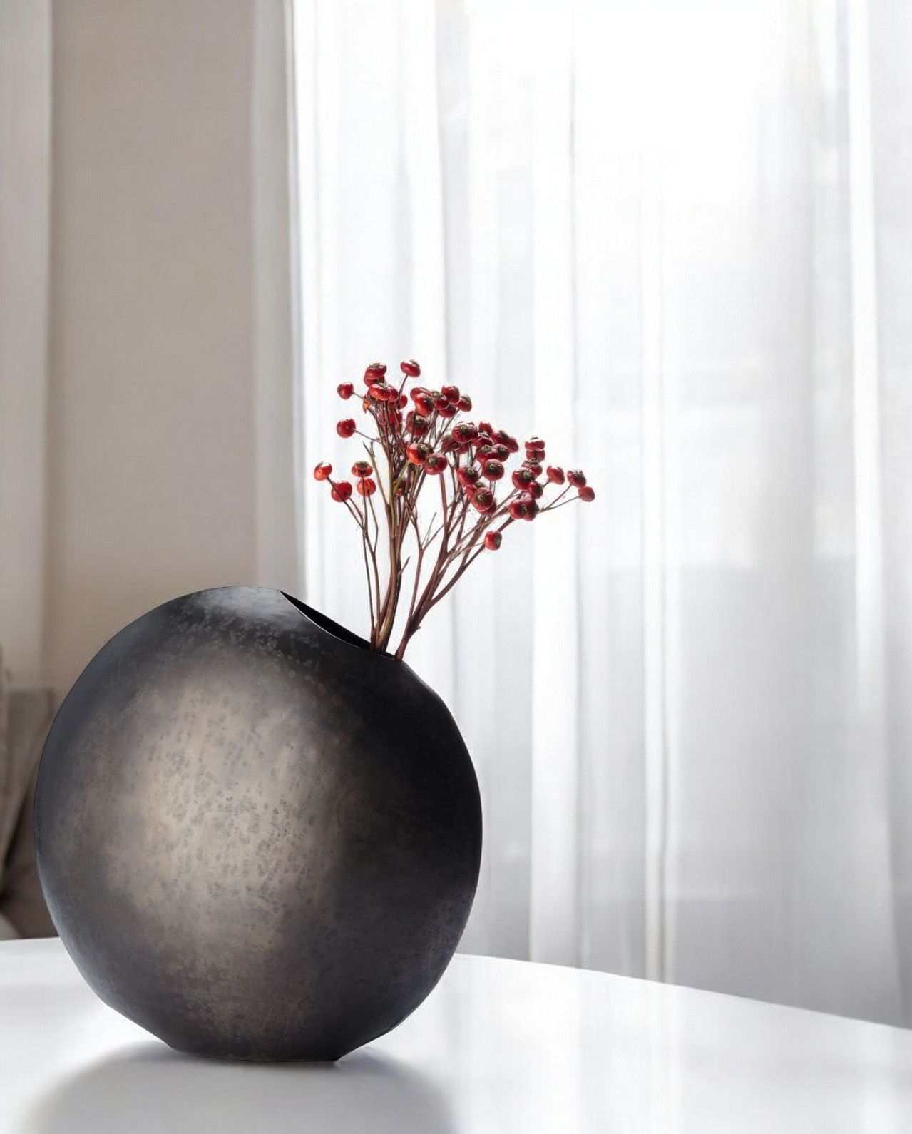 Monrovia Vase: Runde, dunkle Designvase mit roten Beeren, modernes Wohnaccessoire, Deko für Tisch und Regal.