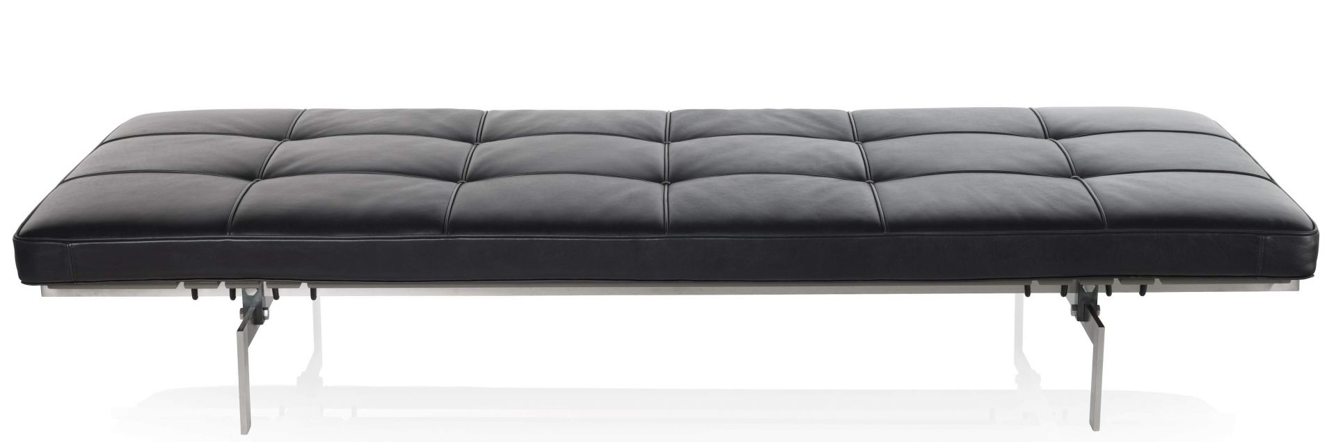 PK 80 Liege von Fritz Hansen: Schwarze Lederliege mit gesteppter Oberfläche und Stahlgestell.