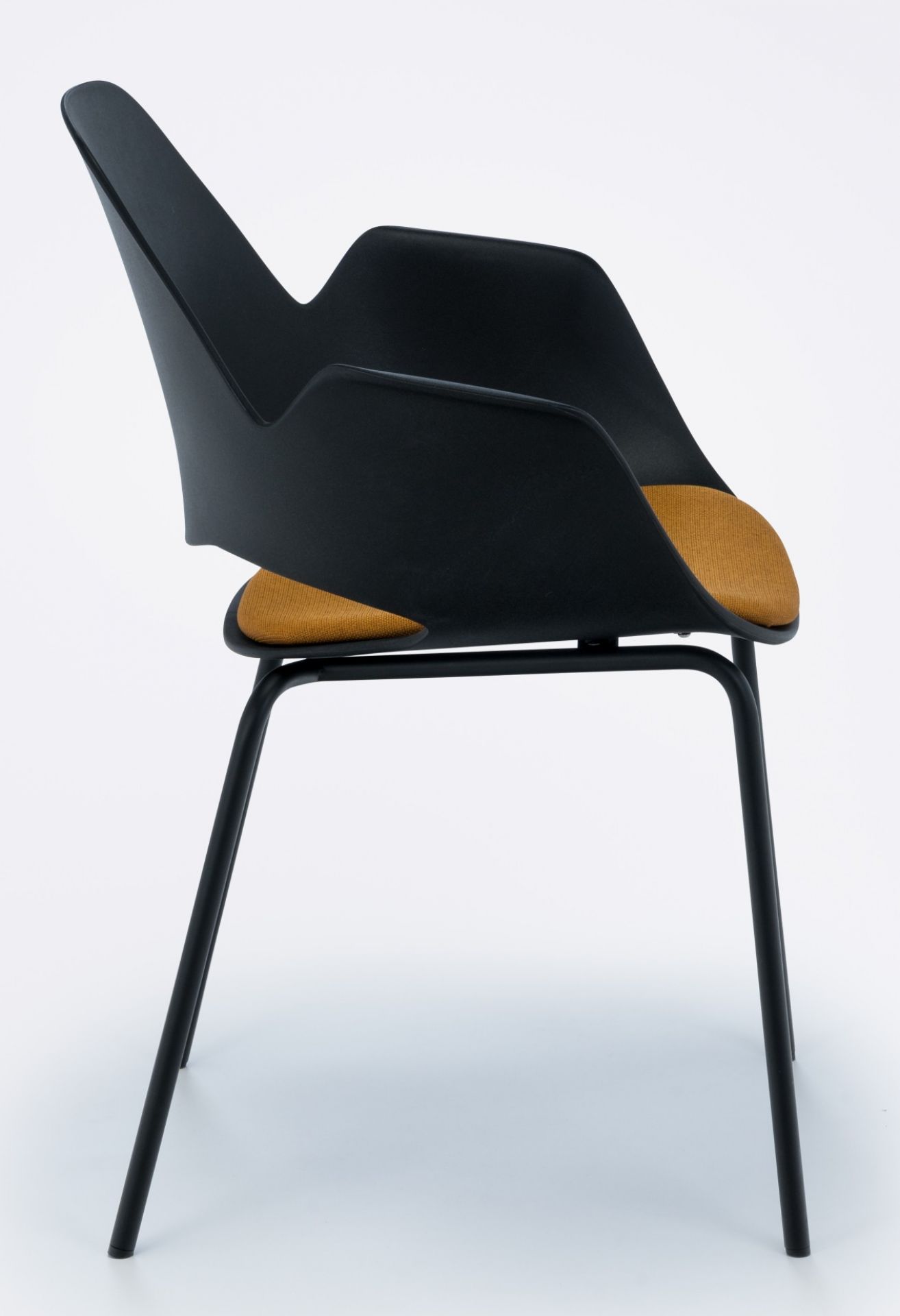 Falk Stuhl mit Armlehne, schwarzes Metallgestell und gelber Sitzpolsterung, modernes Design.