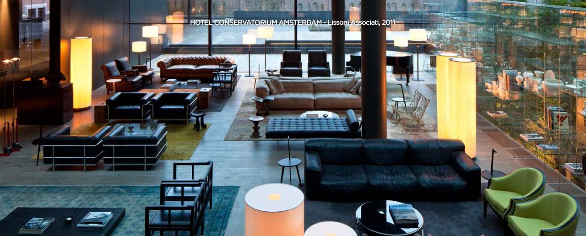 Cicognino Beistelltisch von Cassina: Kleiner Tisch aus Esche amarant, modernes Design für Wohnzimmer und Büro.