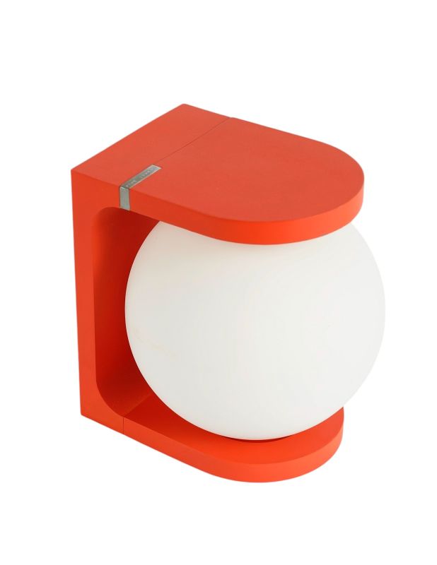 Orangefarbene Plat Reading Lamp Tischleuchte von house of home mit weißem, kugelförmigem Lampenschirm.