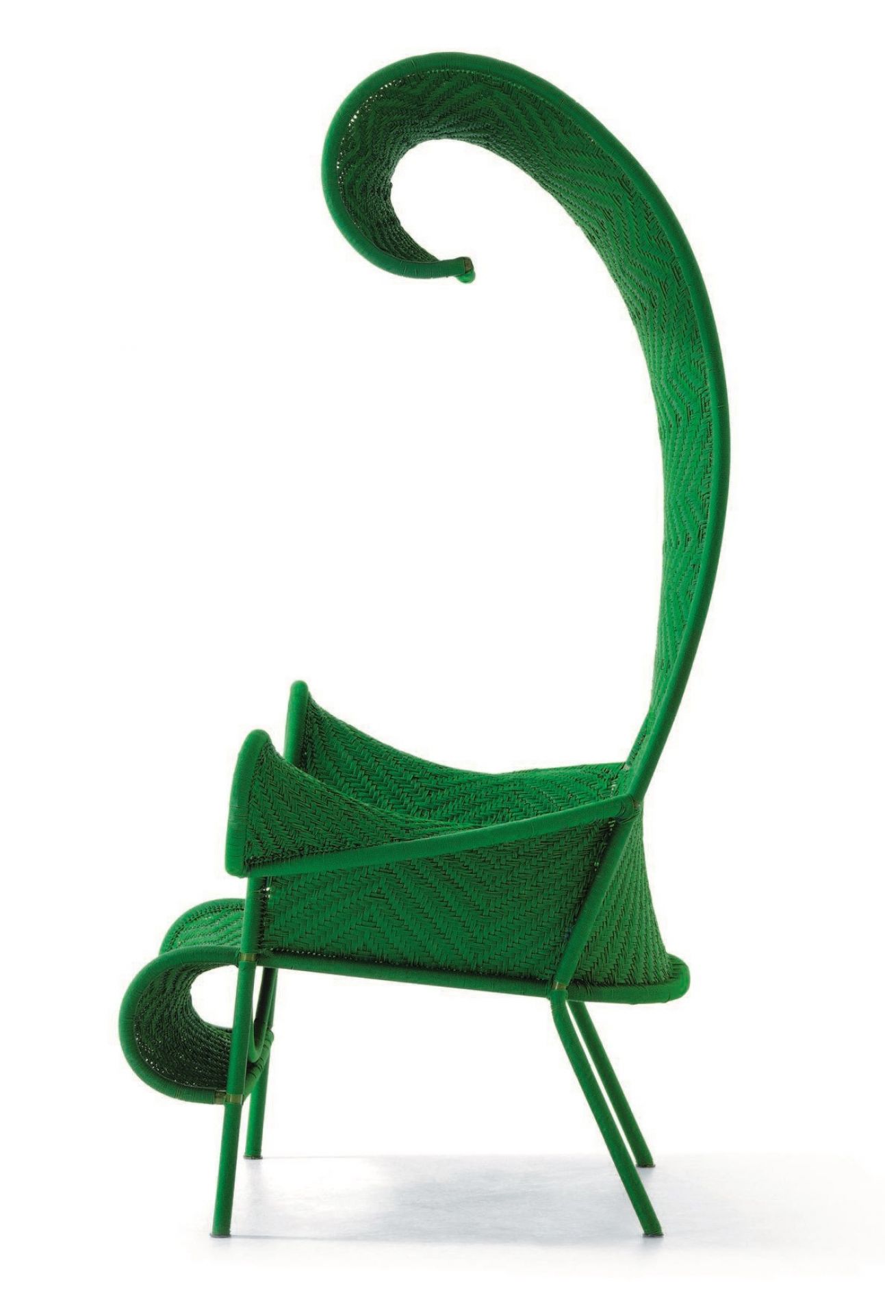 Grüner Design Sessel "Shadowy" aus der M' Afrique Collection von Moroso. Gartenmöbel mit außergewöhnlicher Form.