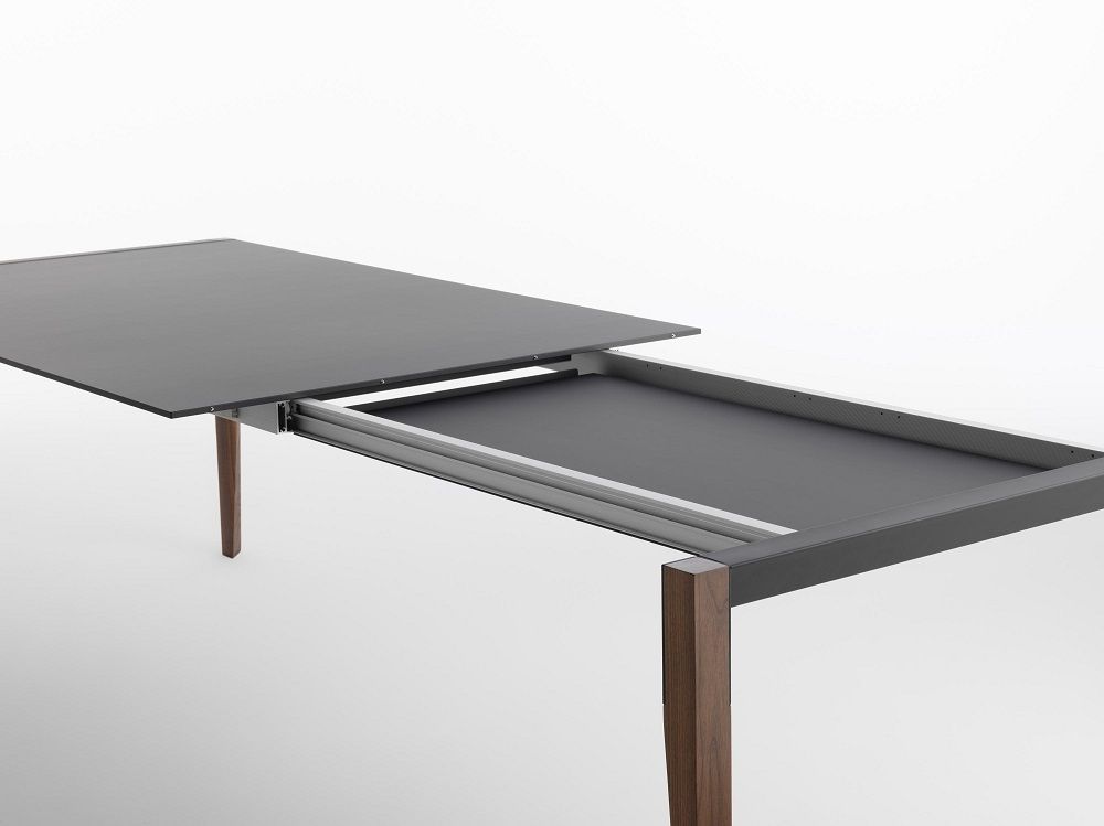 Tango Estensibile Ausziehtisch von Casamania Horm, graue Tischplatte mit Ausziehmechanismus und Holzbeinen.