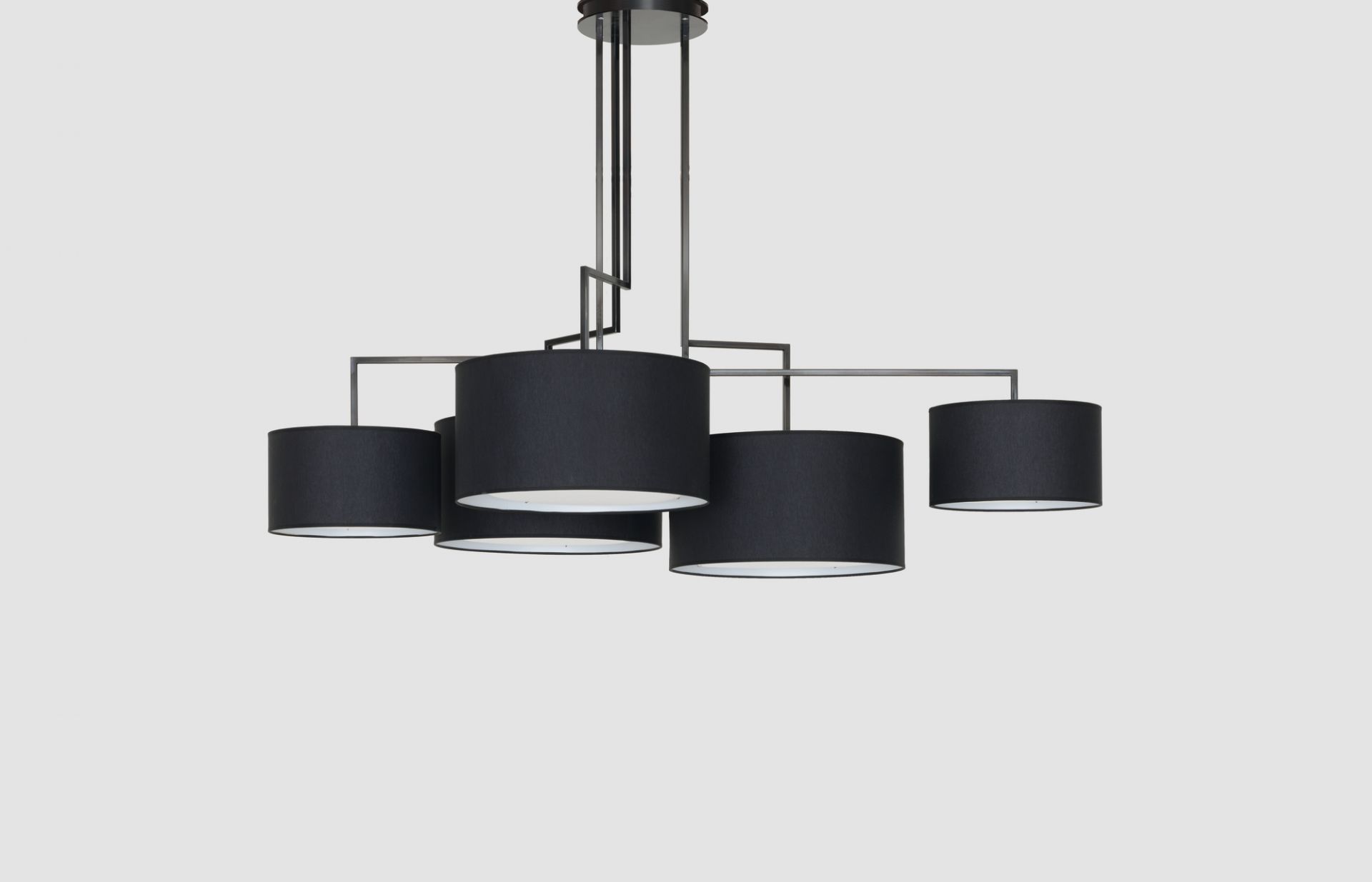 Noon 5 LED Leuchte Schwarz: Moderne Hängelampe mit fünf schwarzen Lampenschirmen und Metallgestell.