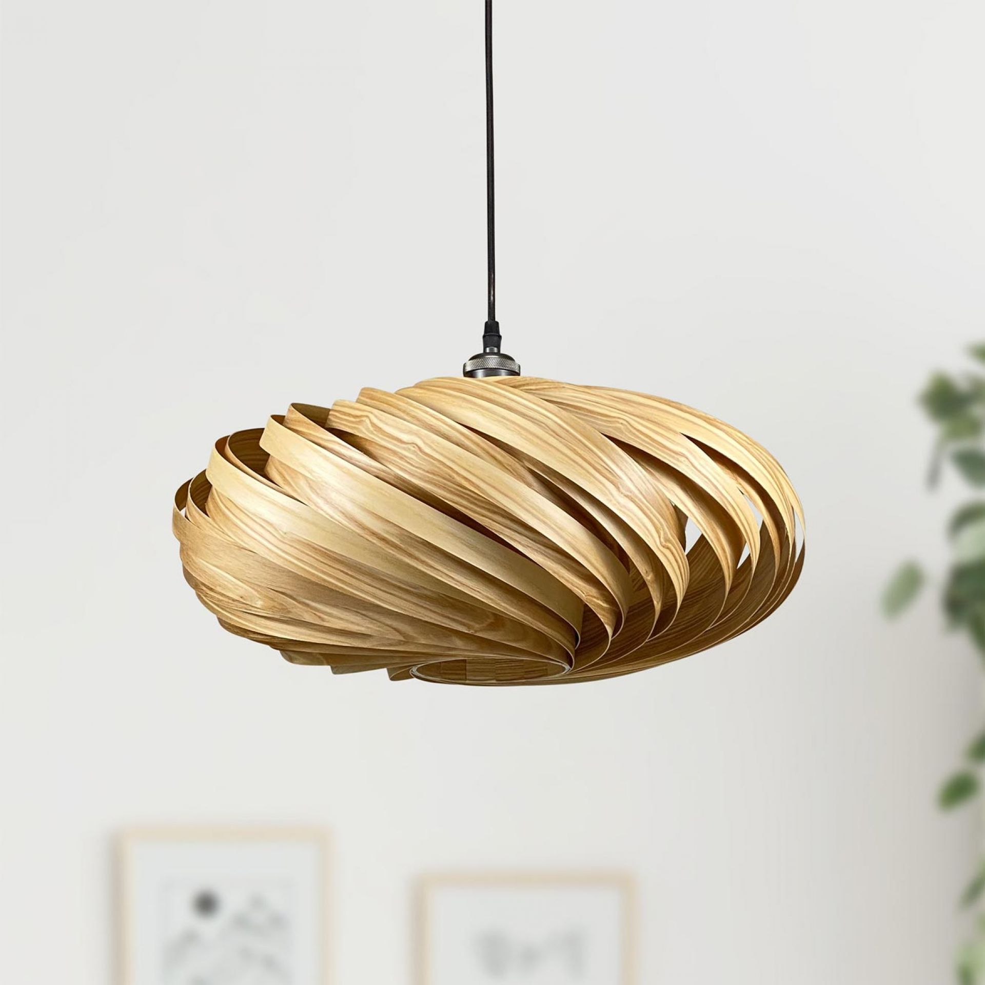 Nahaufnahme der Veneria Hängeleuchte aus Olivesche von Gofurnit, moderne Holzlampe für stilvolle Innenbeleuchtung.