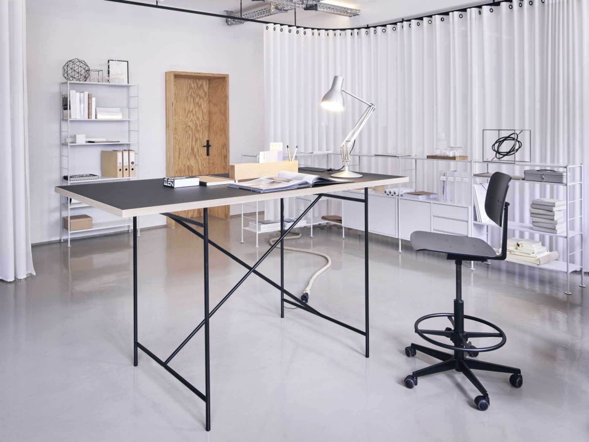 Milla Stehtisch von Richard Lampert, 140 x 80 cm, mit schwarzer Tischplatte und schwarzem Gestell.