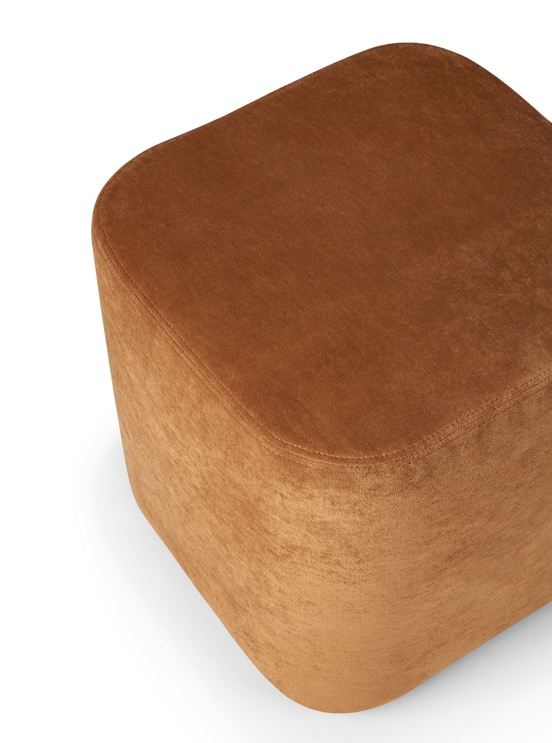 Nahaufnahme des Cube Pouf Sitzhockers von Ethnicraft in warmem, braunem Samt. Komfortable Sitzgelegenheit.