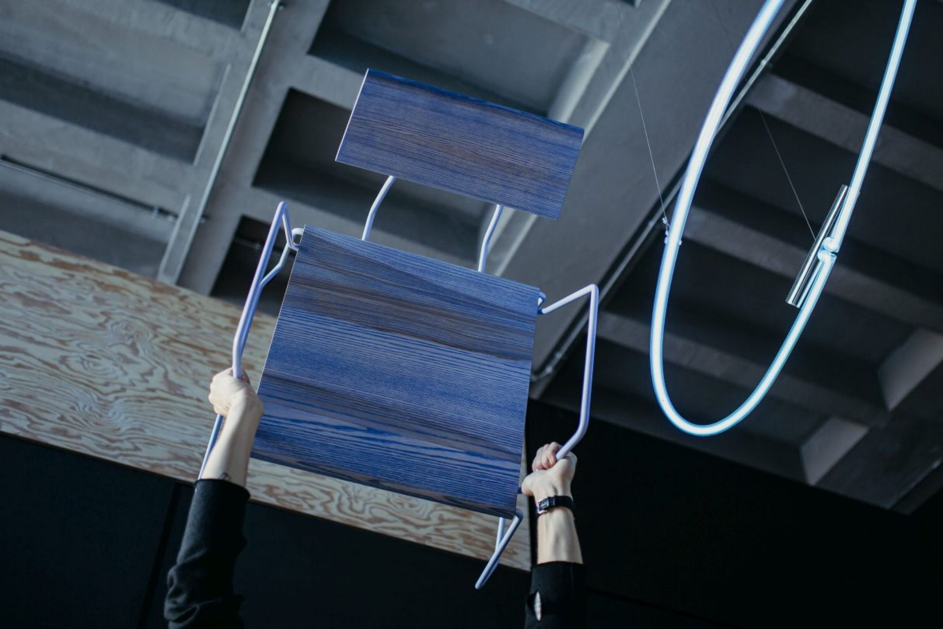 D:008 Loungechair Fuchs & Habicht: Moderner Sessel mit Armlehnen, Holz und minimalistischem Design.