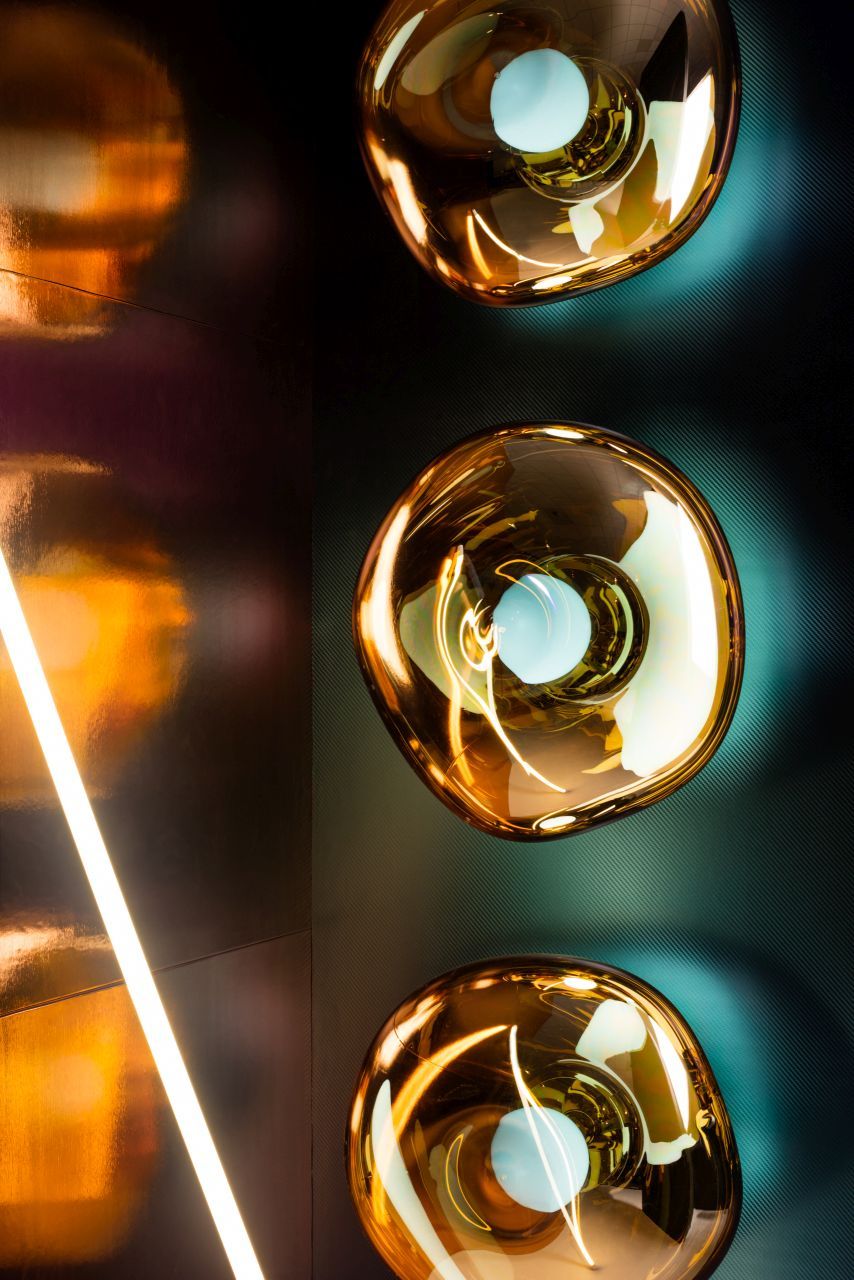 Nahaufnahme der Tom Dixon Melt Surface LED-Wandleuchte in Kupfer, modernes Design.