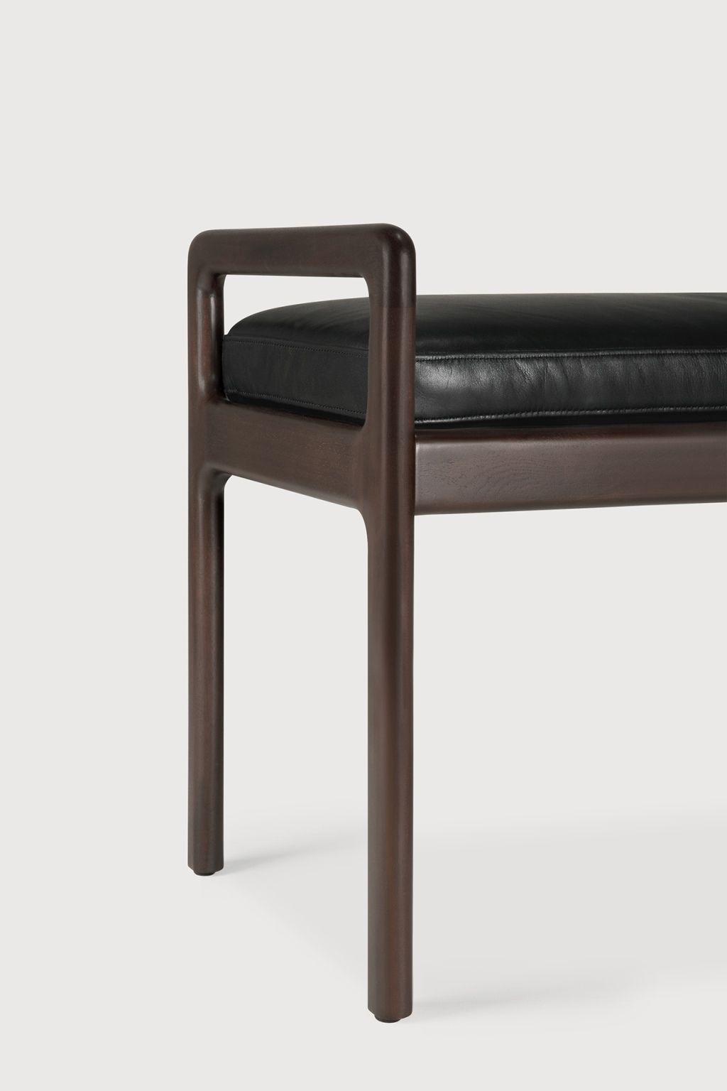 Jack Bank von Ethnicraft mit schwarzem Lederpolster, Sitzbank aus Holz.