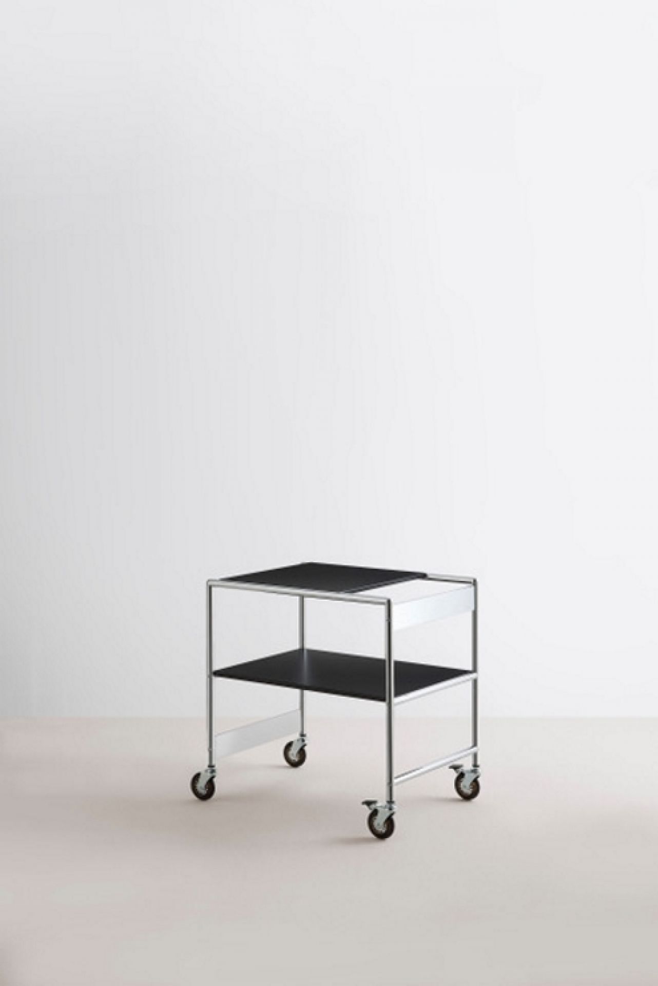 SIR Mox Servierwagen: Moderner, zweistöckiger Rollwagen mit Chromgestell und schwarzen Ablageflächen.