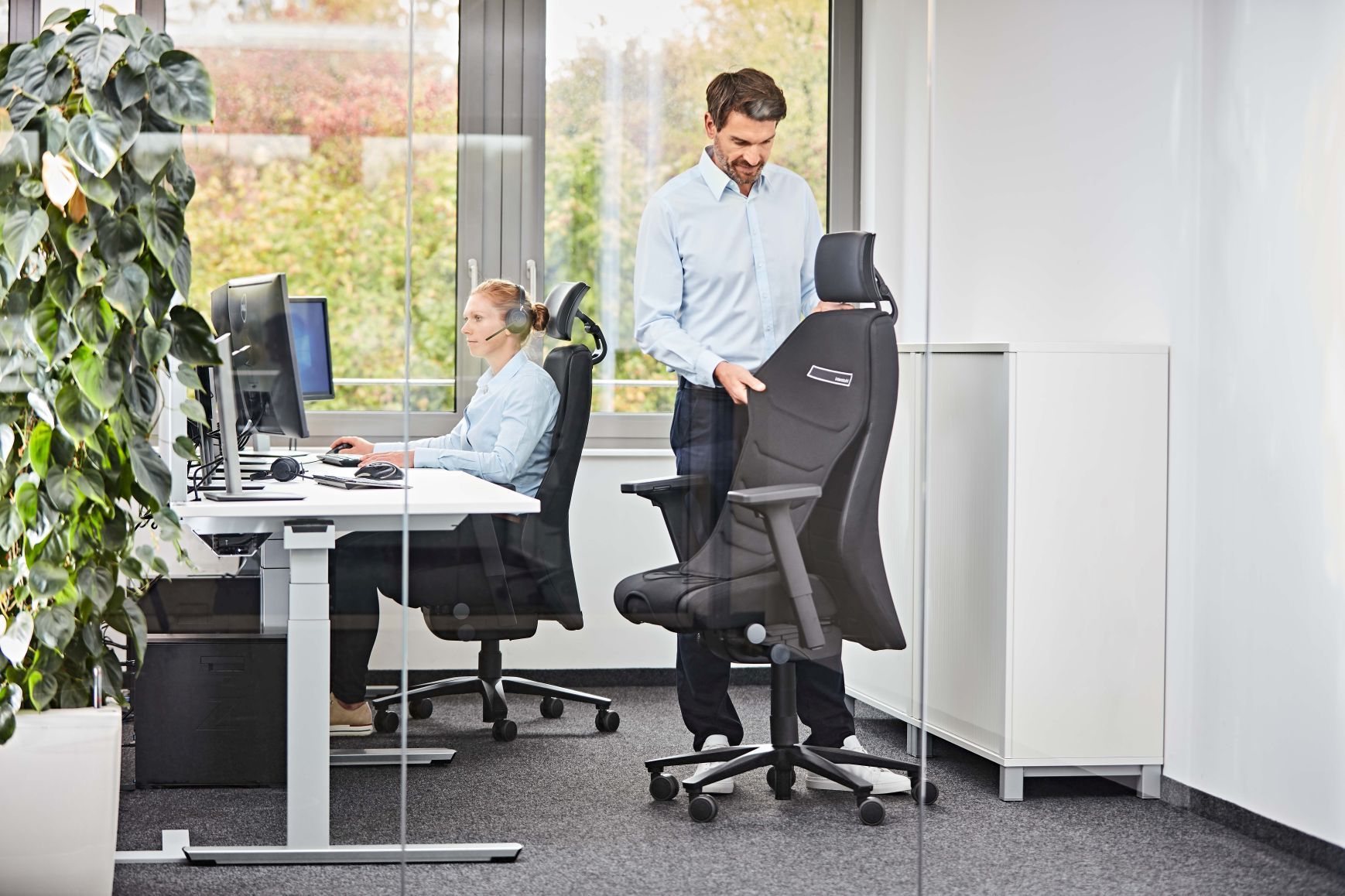Twentyfour is5 Drehstuhl mit Kopfstütze von Interstuhl im modernen Büro, ergonomisch und komfortabel.