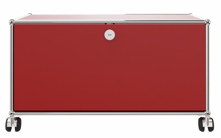 USM Haller Möbel in Rubinrot: TV-Möbel/Hi-Fi-Möbel mit Rollen und einem Fach für modernes Wohnzimmerdesign.