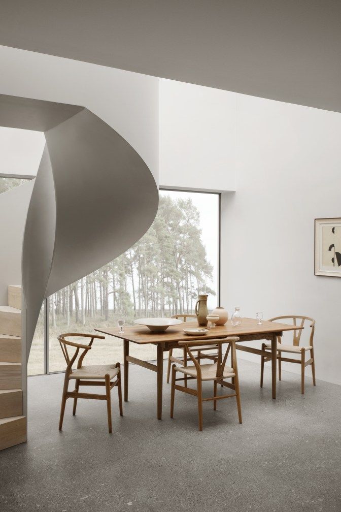 CH327 Esstisch von Carl Hansen & Søn aus Teakholz mit Stühlen in modernem Interieur.