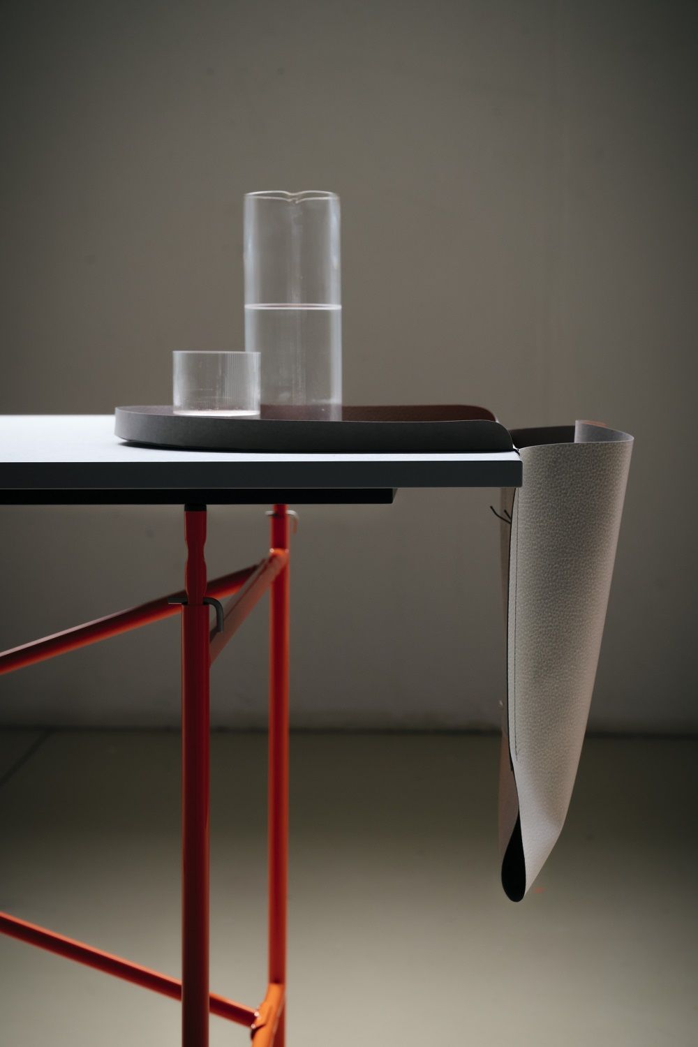 Salto Papiermöbel von Richard Lampert: Schreibtisch mit Organizer aus Papier, rotes Gestell.