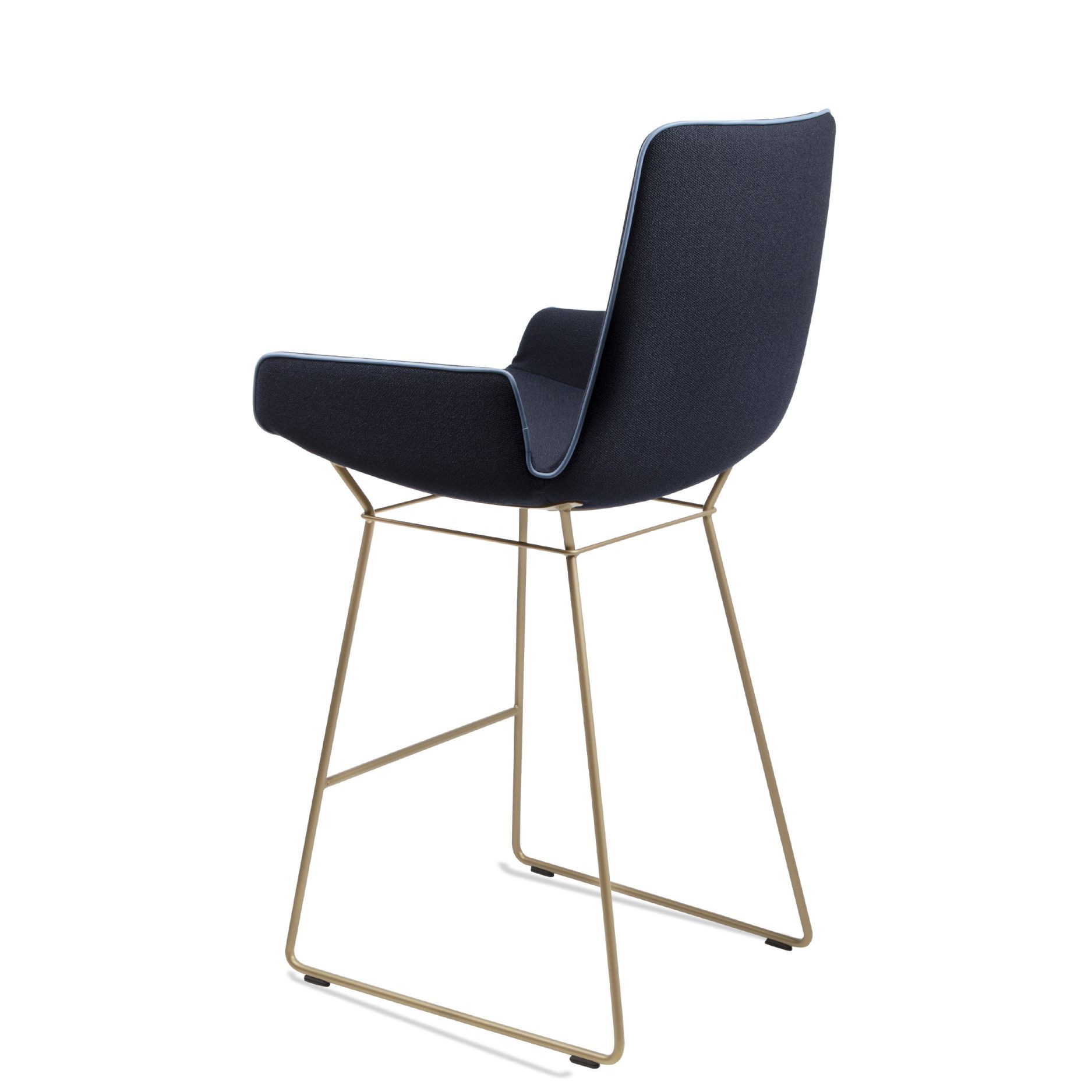 Amelie Thekenstuhl von Freifrau Manufaktur, dunkelblauer Bezug mit niedrigen Armlehnen und goldenem Gestell.