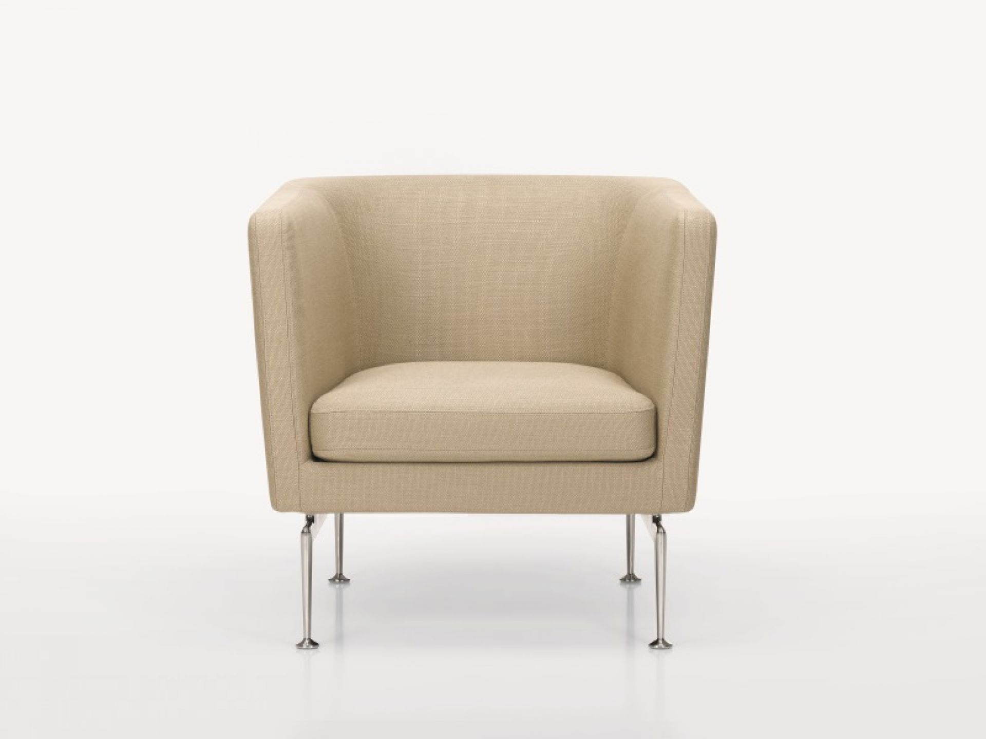 Beiger Suita Club Sessel von Vitra mit Stoffbezug und filigranen Metallbeinen, Frontansicht.