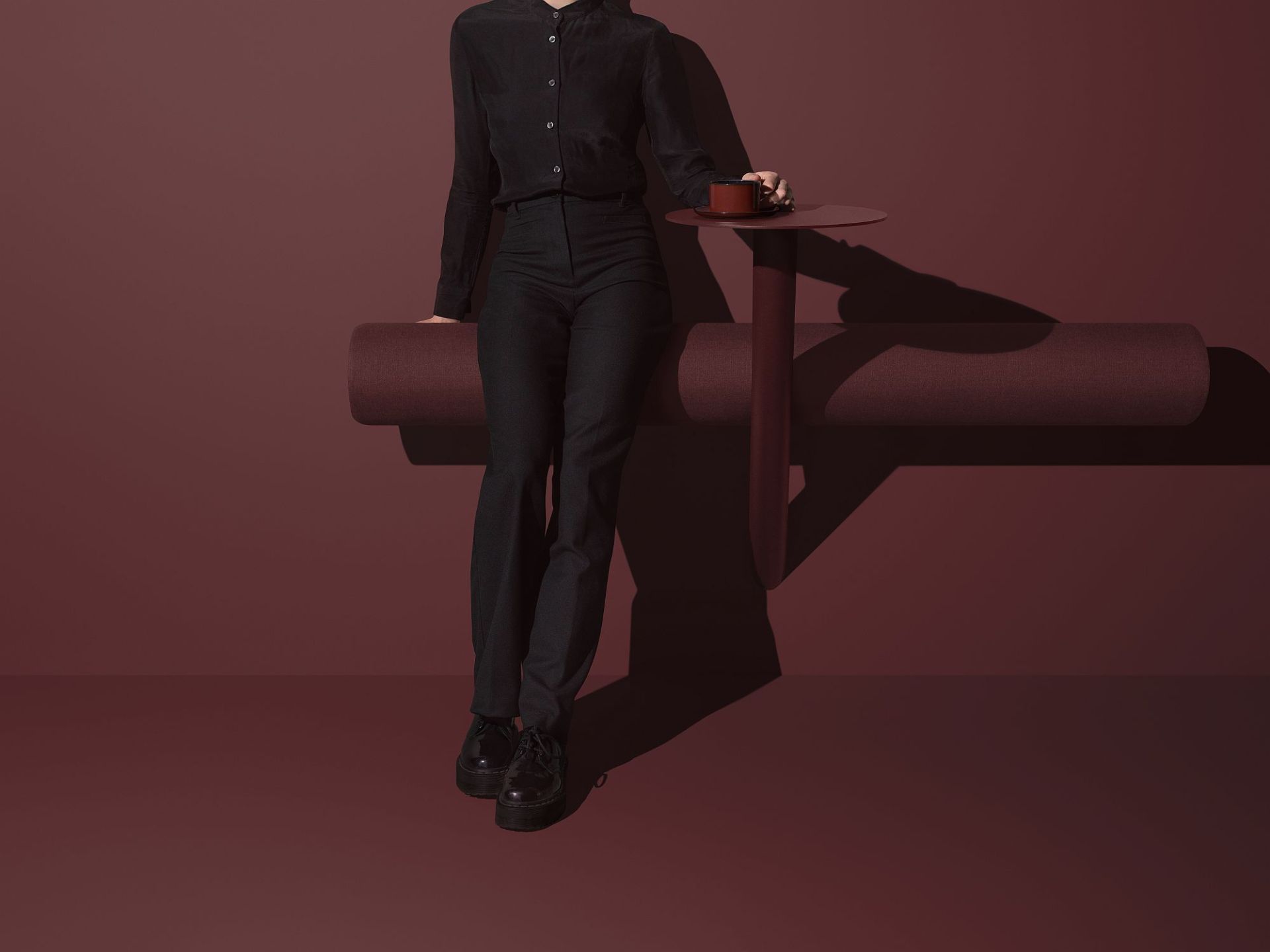 Lumber Wall Sitzmöbel: Gepolsterte Wandbank mit Tisch, ideal für Wartebereiche und Lounges.